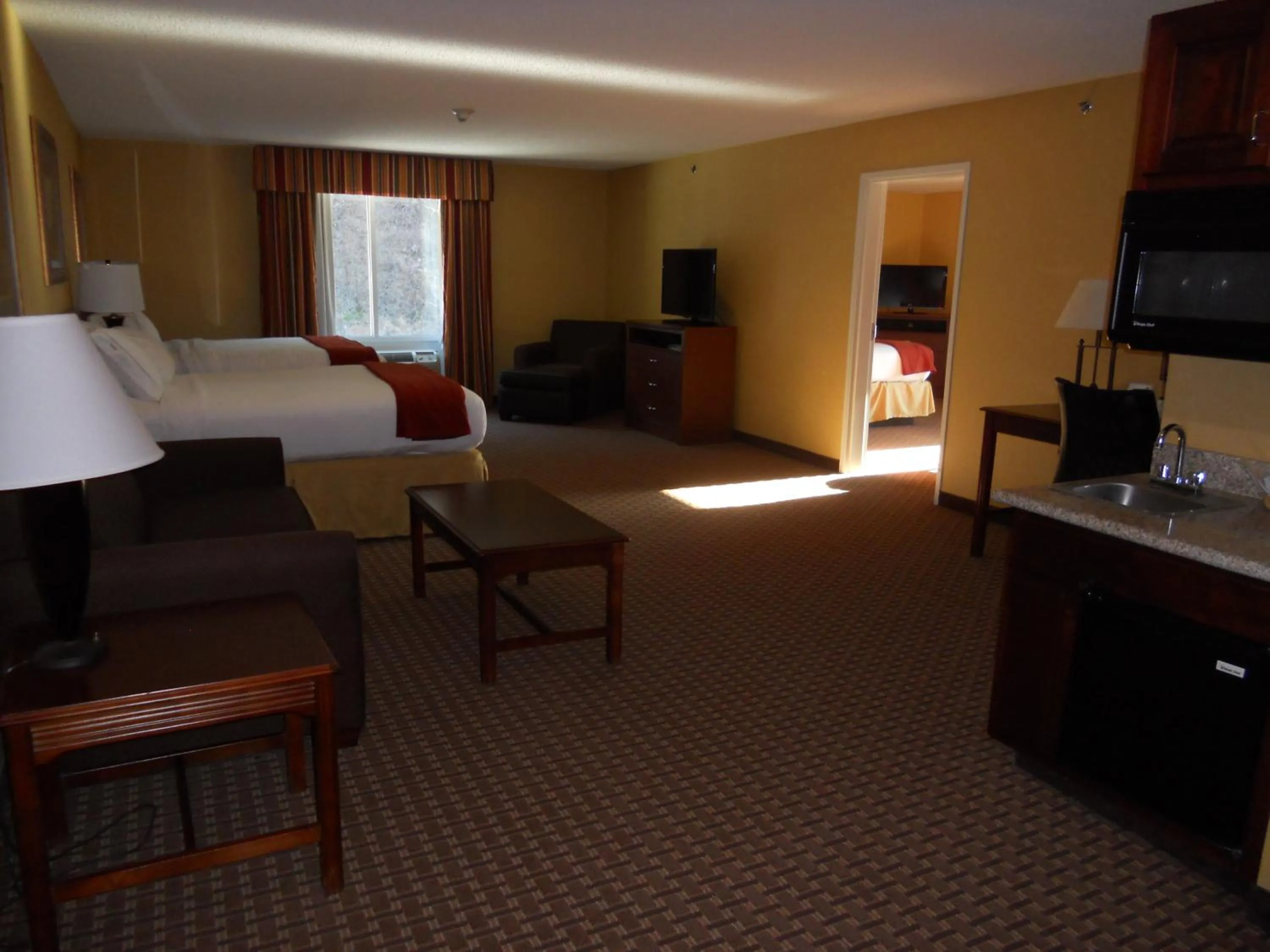 Photo of the whole room, Bed in Holiday Inn Express and Suites Hazard by IHG