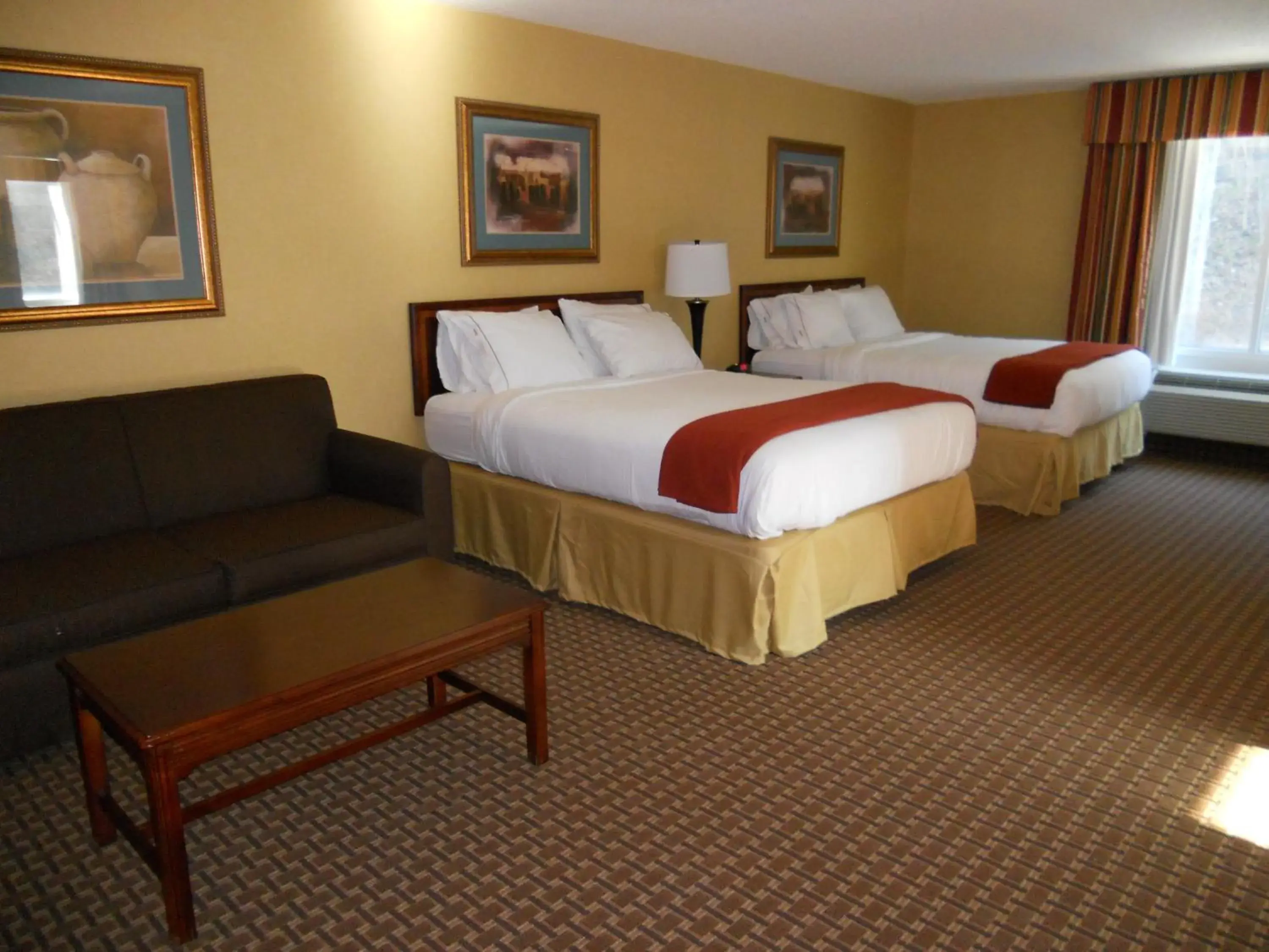 Photo of the whole room, Bed in Holiday Inn Express and Suites Hazard by IHG Photo of the whole room, Bed in Holiday Inn Express and Suites Hazard by IHG