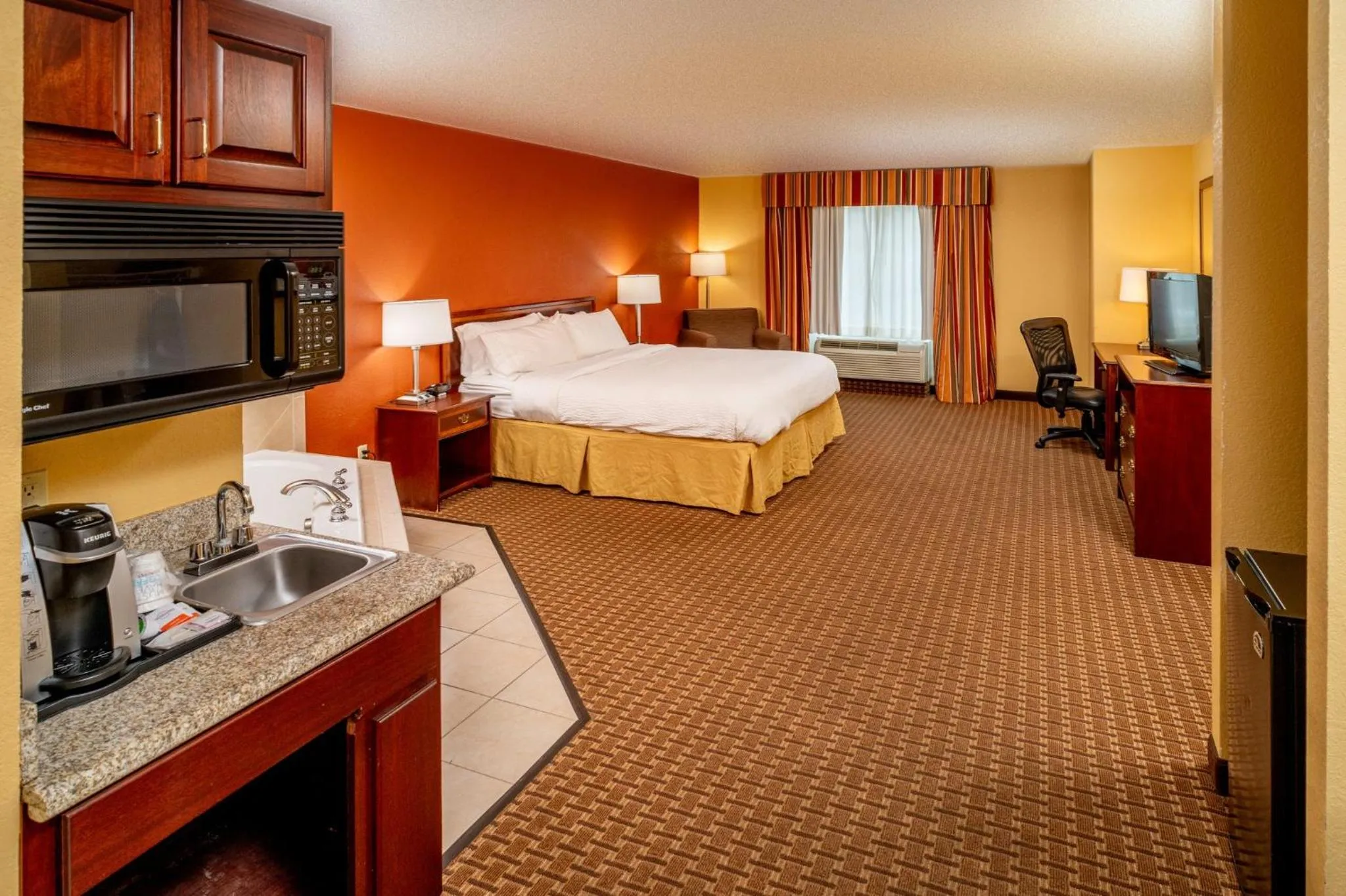 Photo of the whole room, Bed in Holiday Inn Express and Suites Hazard by IHG