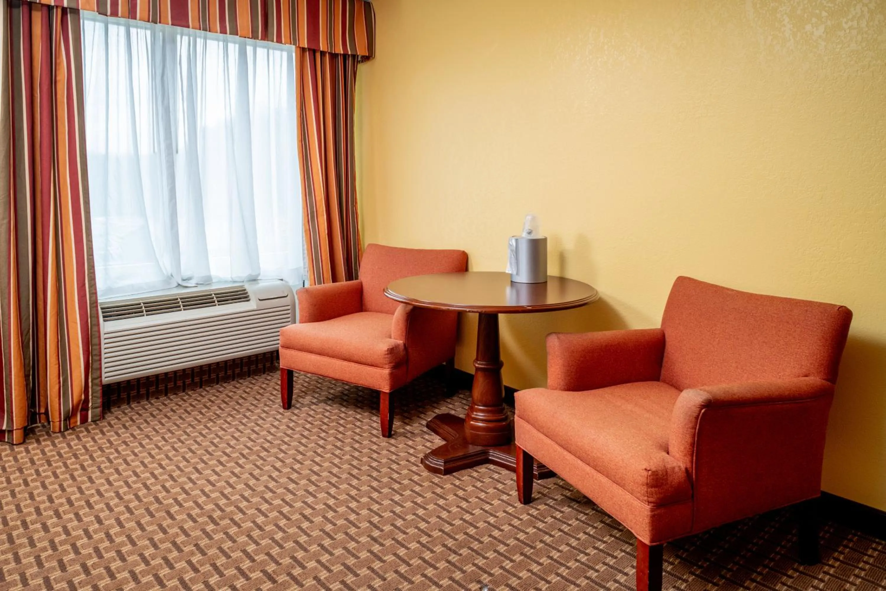 Seating area in Holiday Inn Express and Suites Hazard by IHG