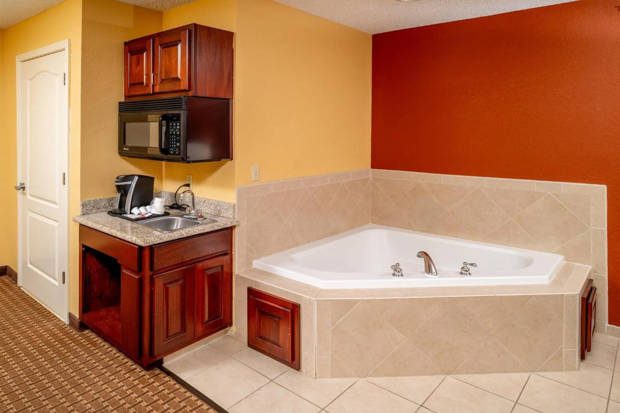 Photo of the whole room in Holiday Inn Express and Suites Hazard by IHG