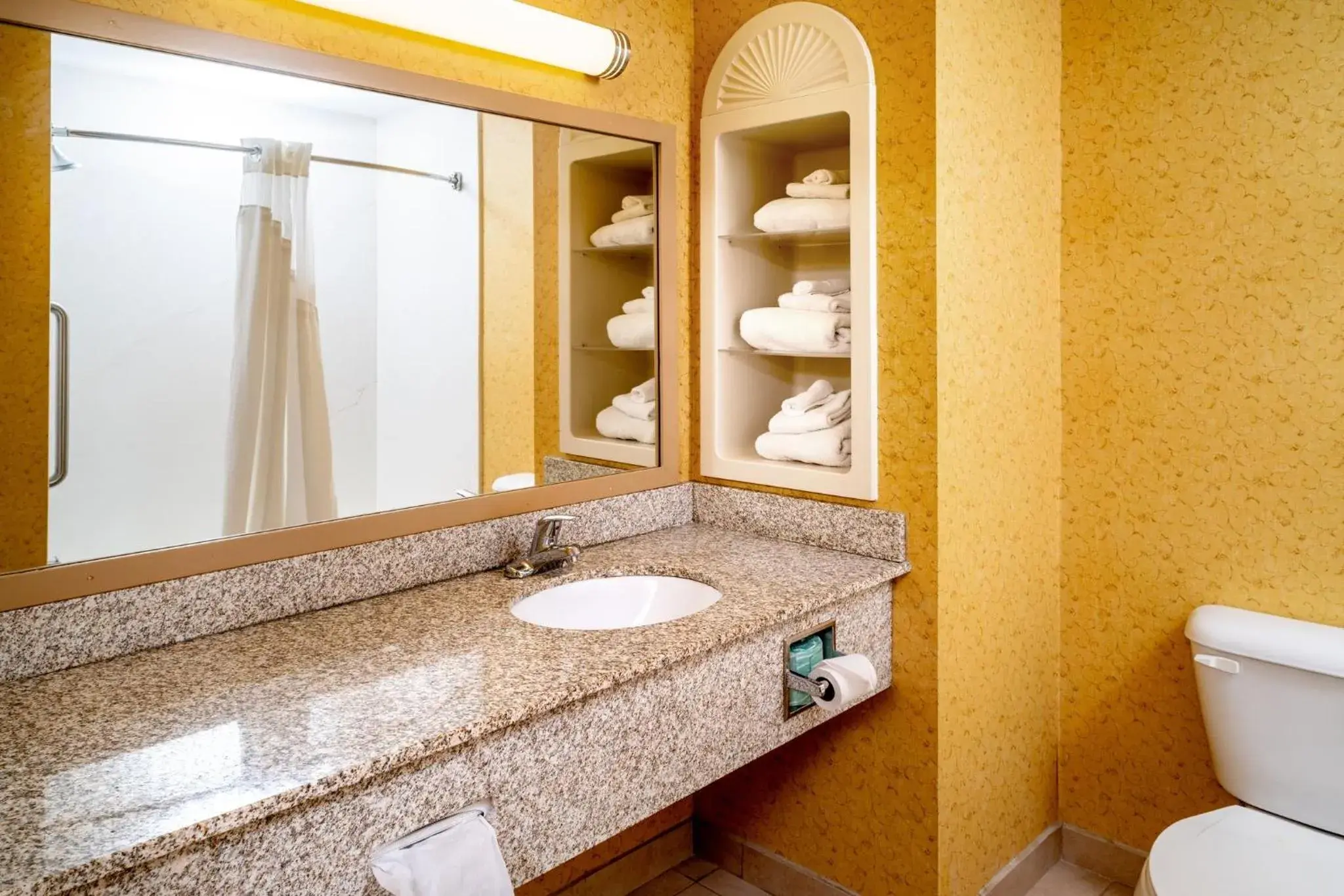 Executive King Suite in Holiday Inn Express and Suites Hazard by IHG Executive King Suite in Holiday Inn Express and Suites Hazard by IHG