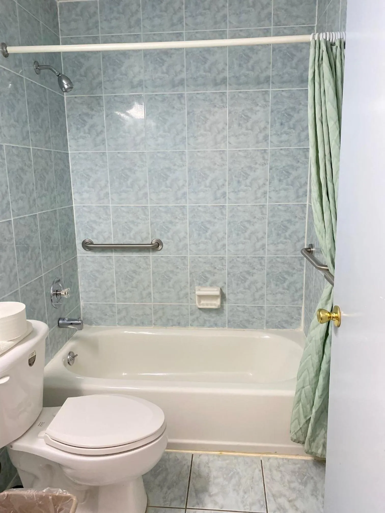 Shower in The Tides Motor Inn