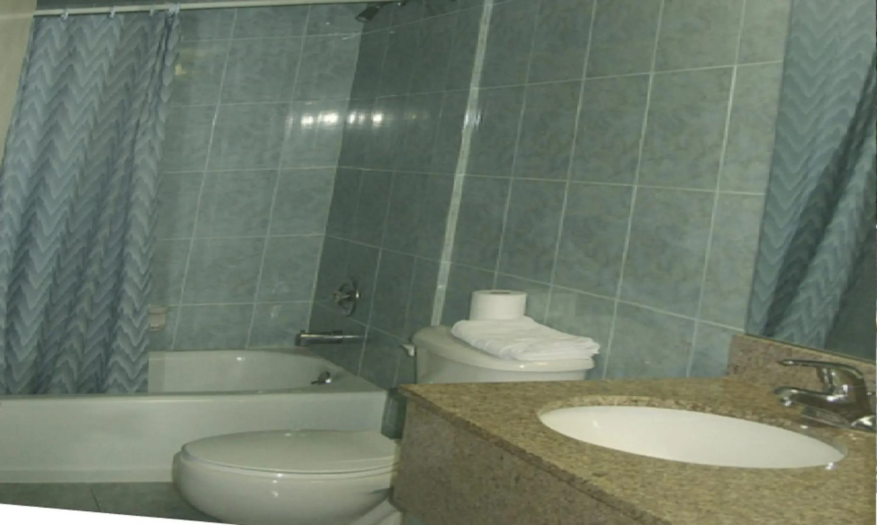 Toilet in The Tides Motor Inn Toilet in The Tides Motor Inn