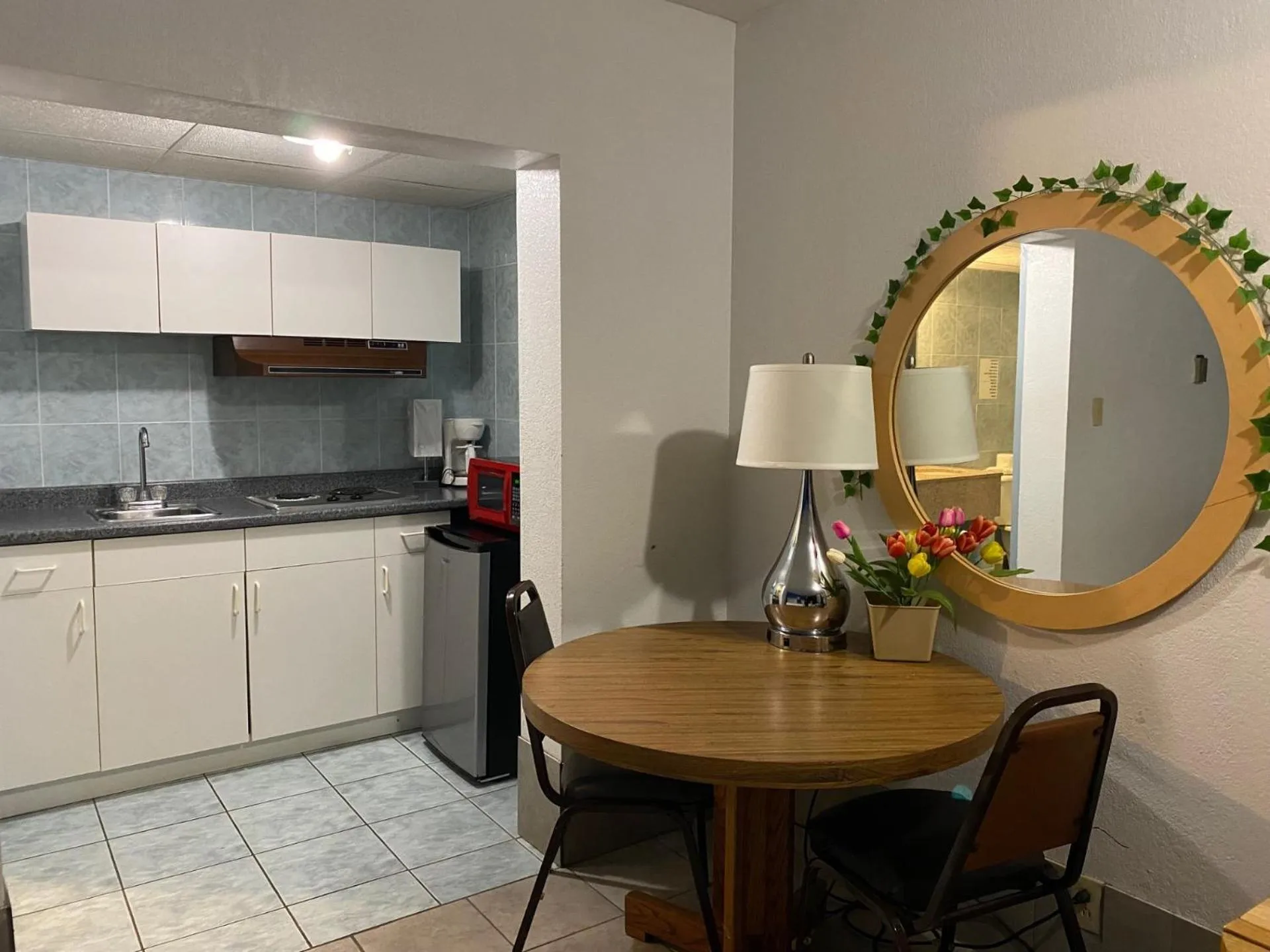 Dining area in The Tides Motor Inn