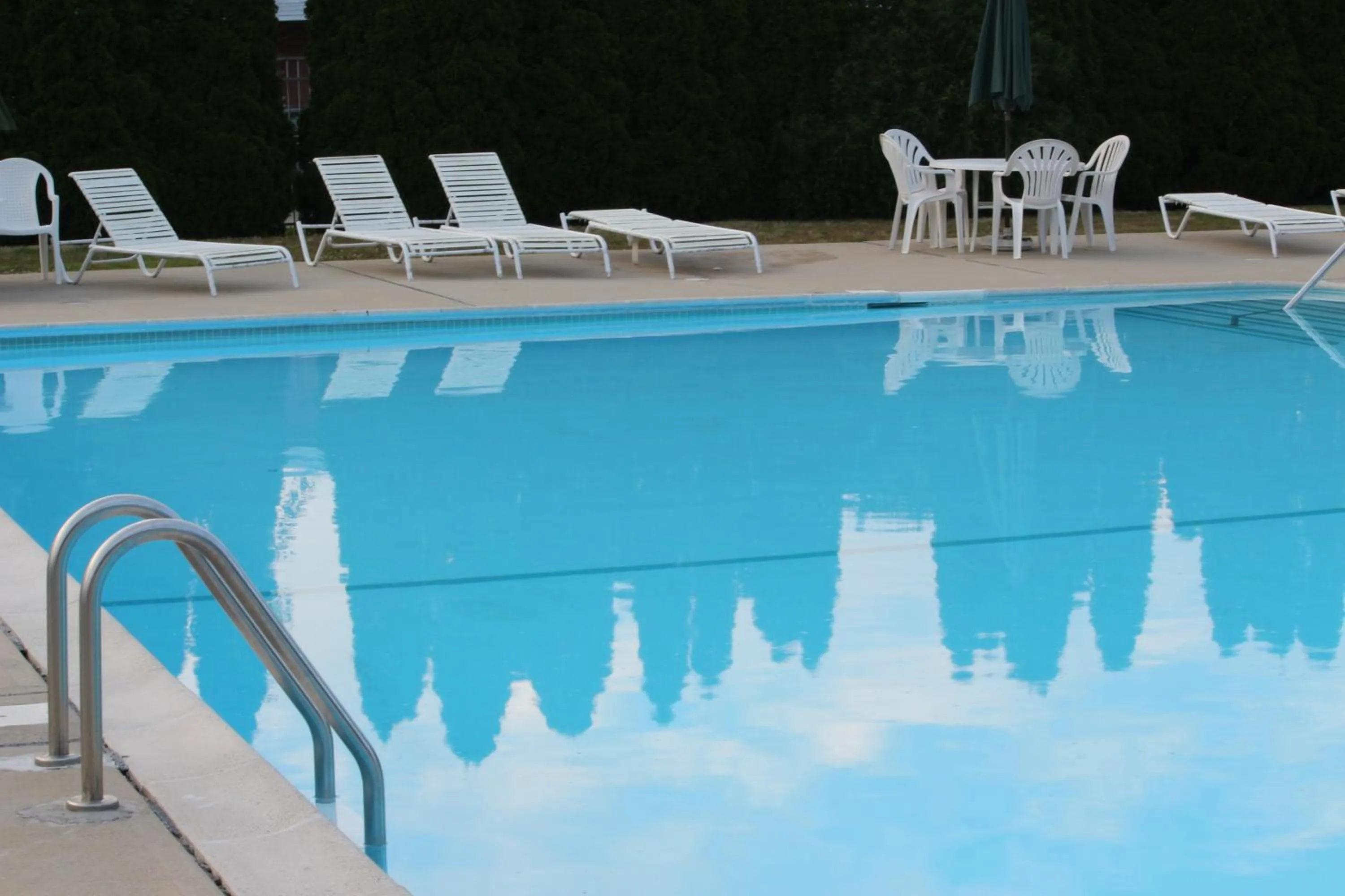 Swimming pool in The Tides Motor Inn