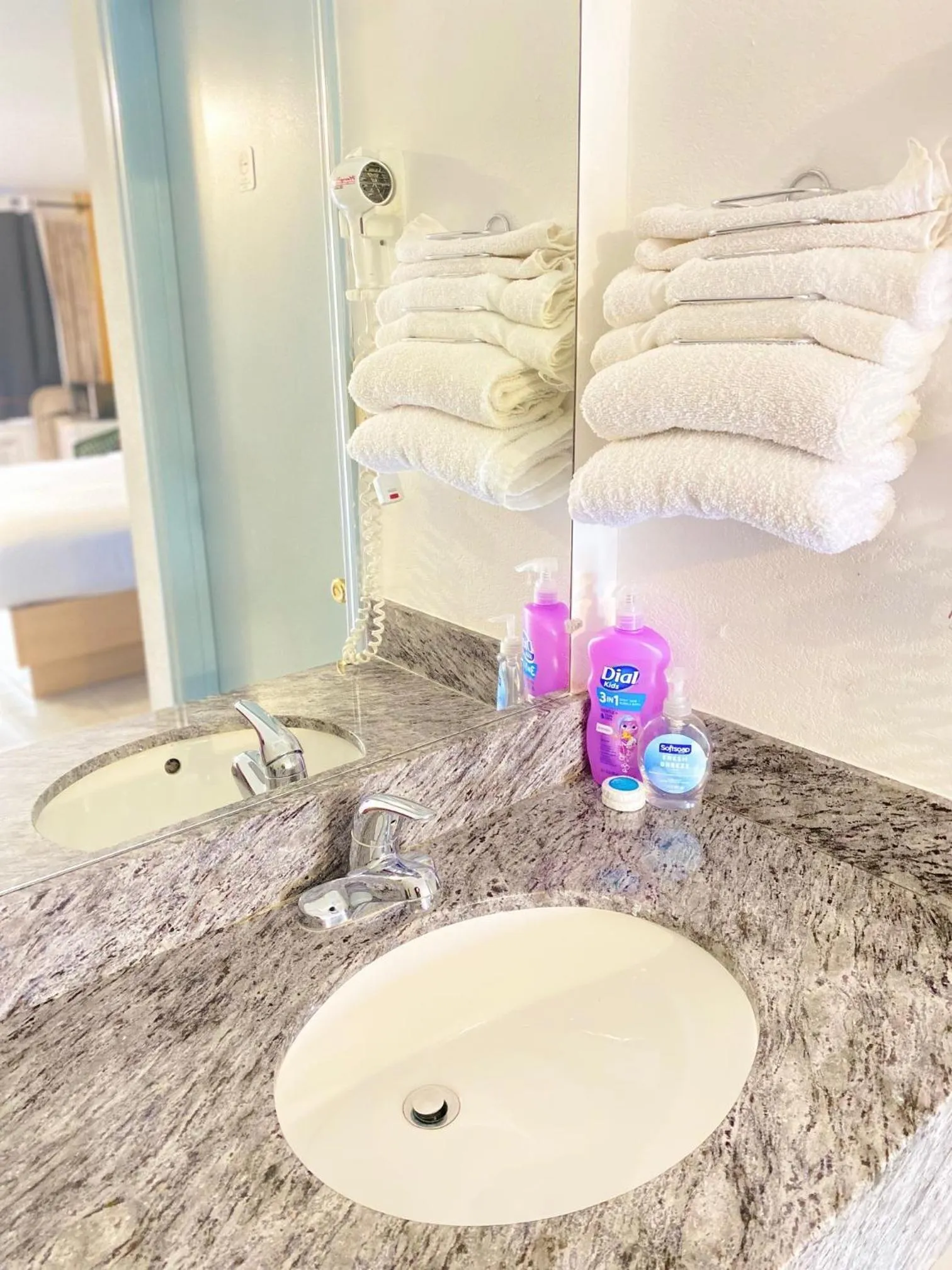 Bathroom, Bed in The Tides Motor Inn