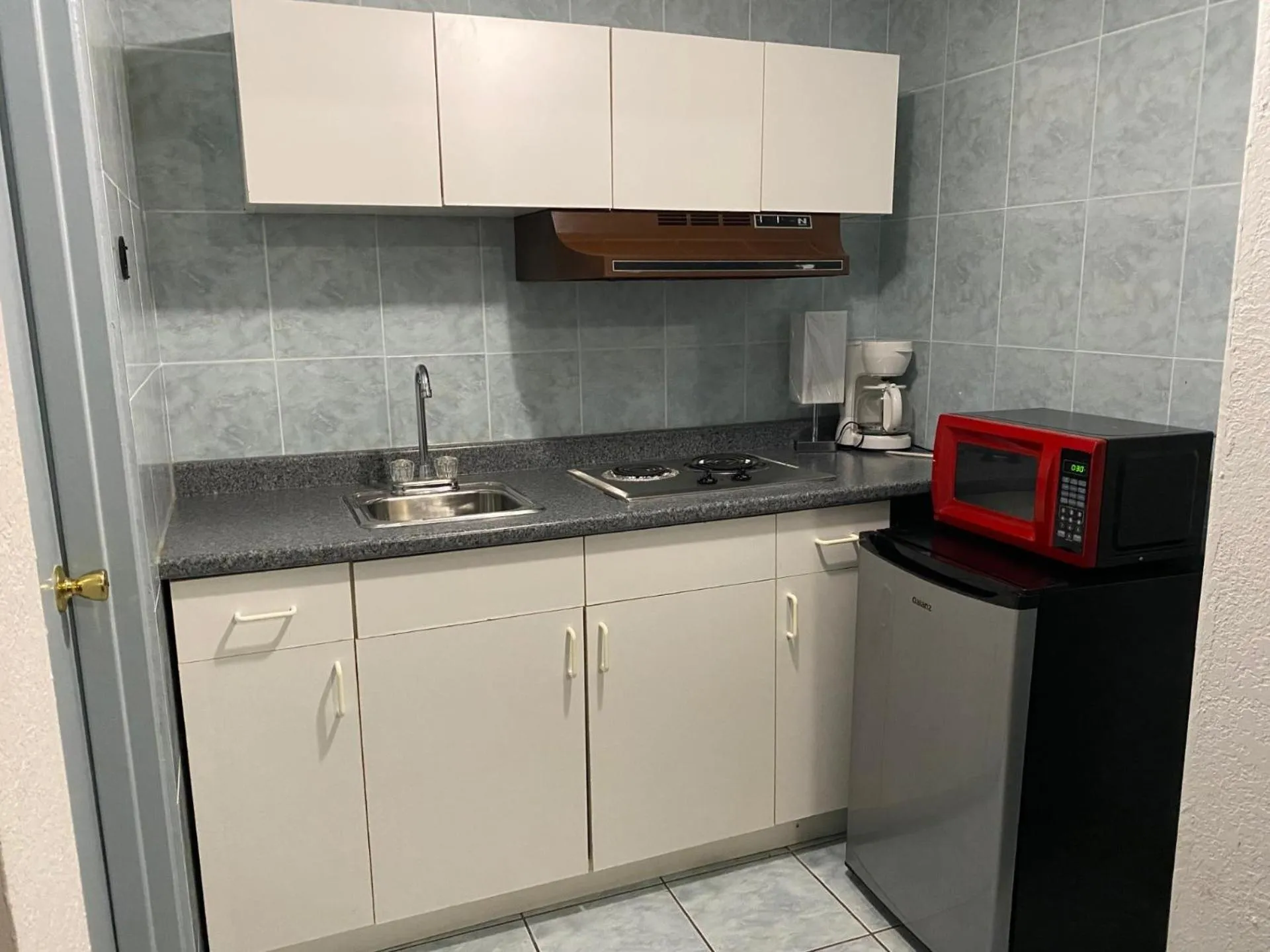Kitchen or kitchenette in The Tides Motor Inn