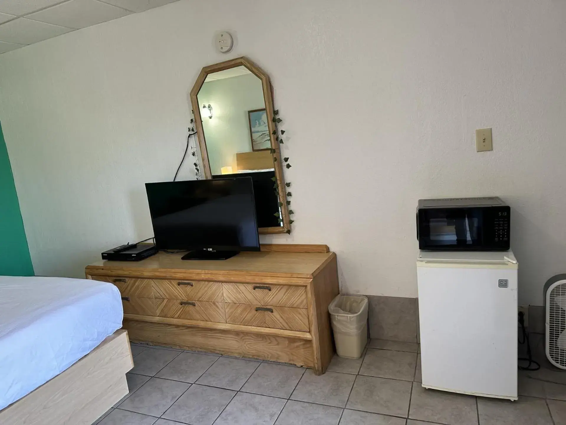 TV and multimedia, Bed in The Tides Motor Inn TV and multimedia, Bed in The Tides Motor Inn