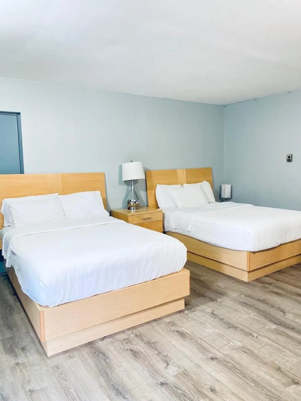 Bedroom, Bed in The Tides Motor Inn