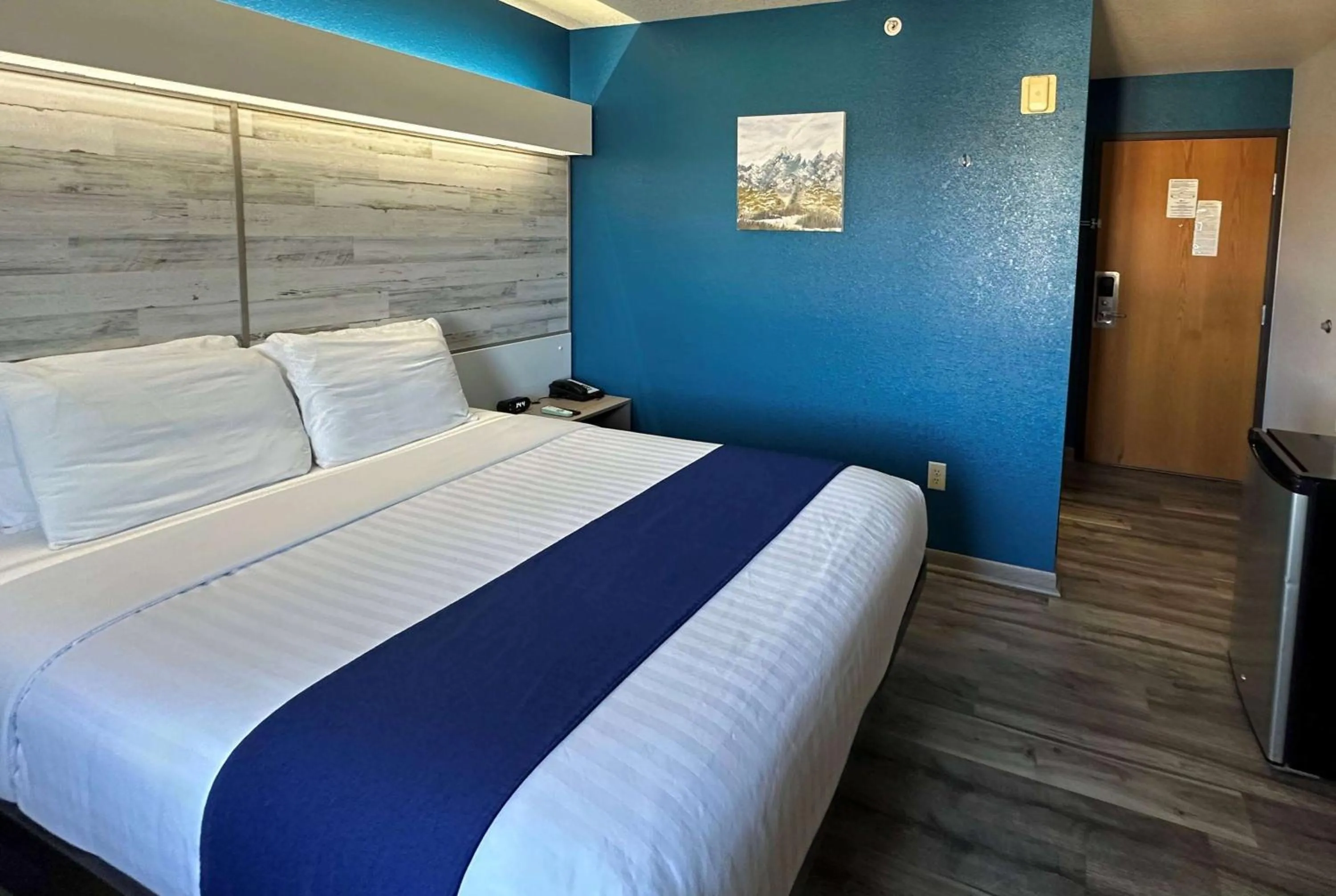 Photo of the whole room, Bed in Microtel Inn & Suites Tomah