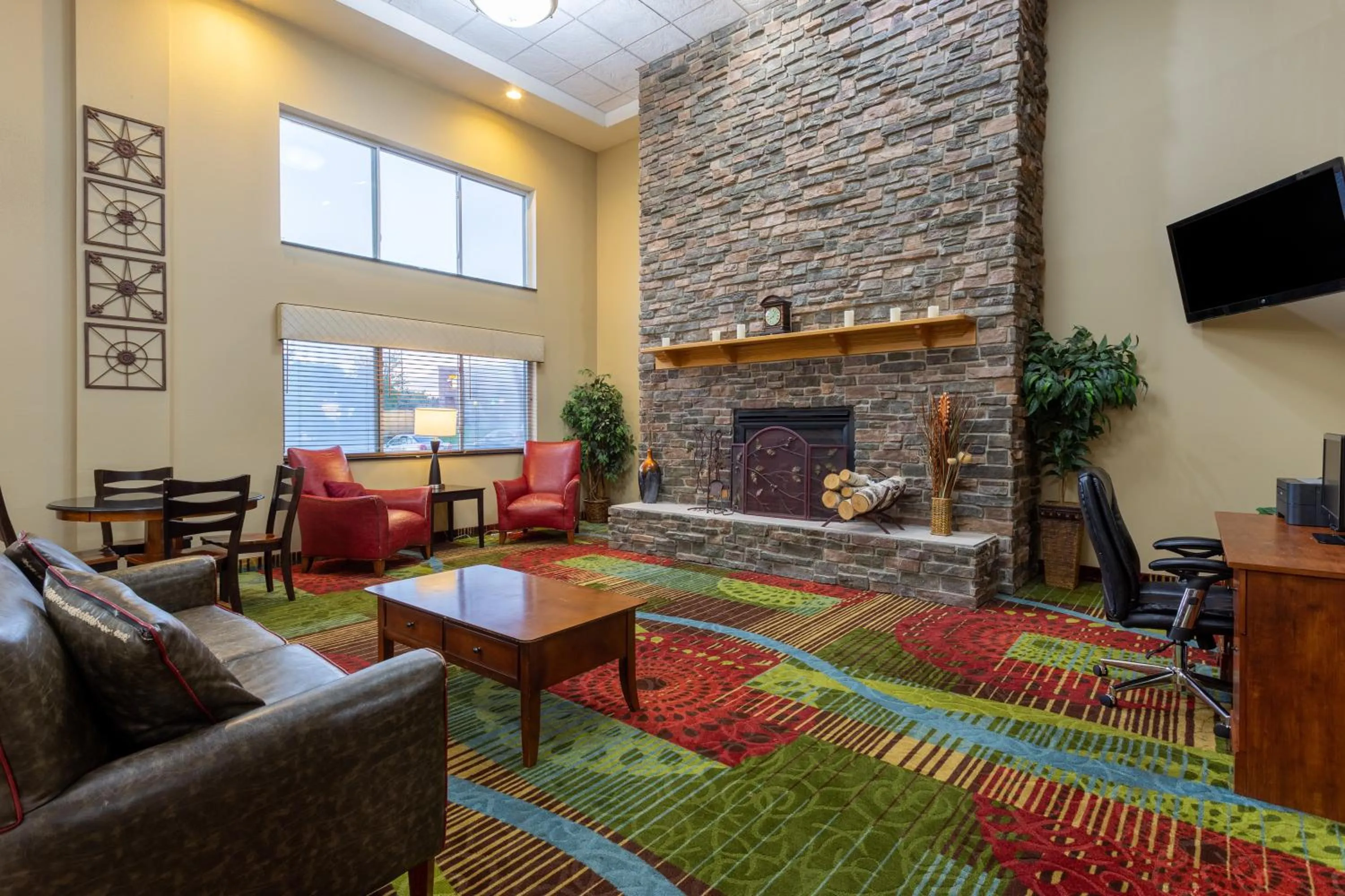 Communal lounge/ TV room in AmericInn by Wyndham Wausau
