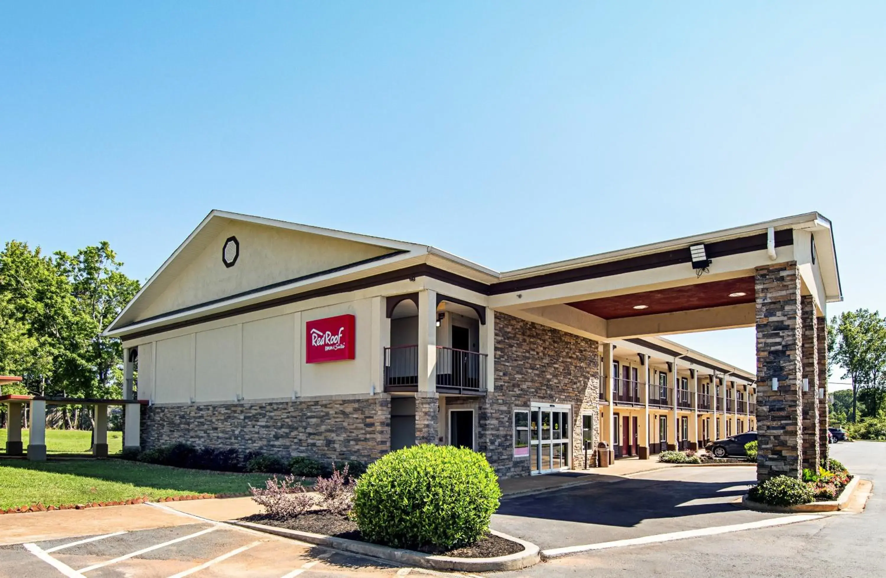 Property building in Red Roof Inn & Suites Greenwood, SC Property building in Red Roof Inn & Suites Greenwood, SC