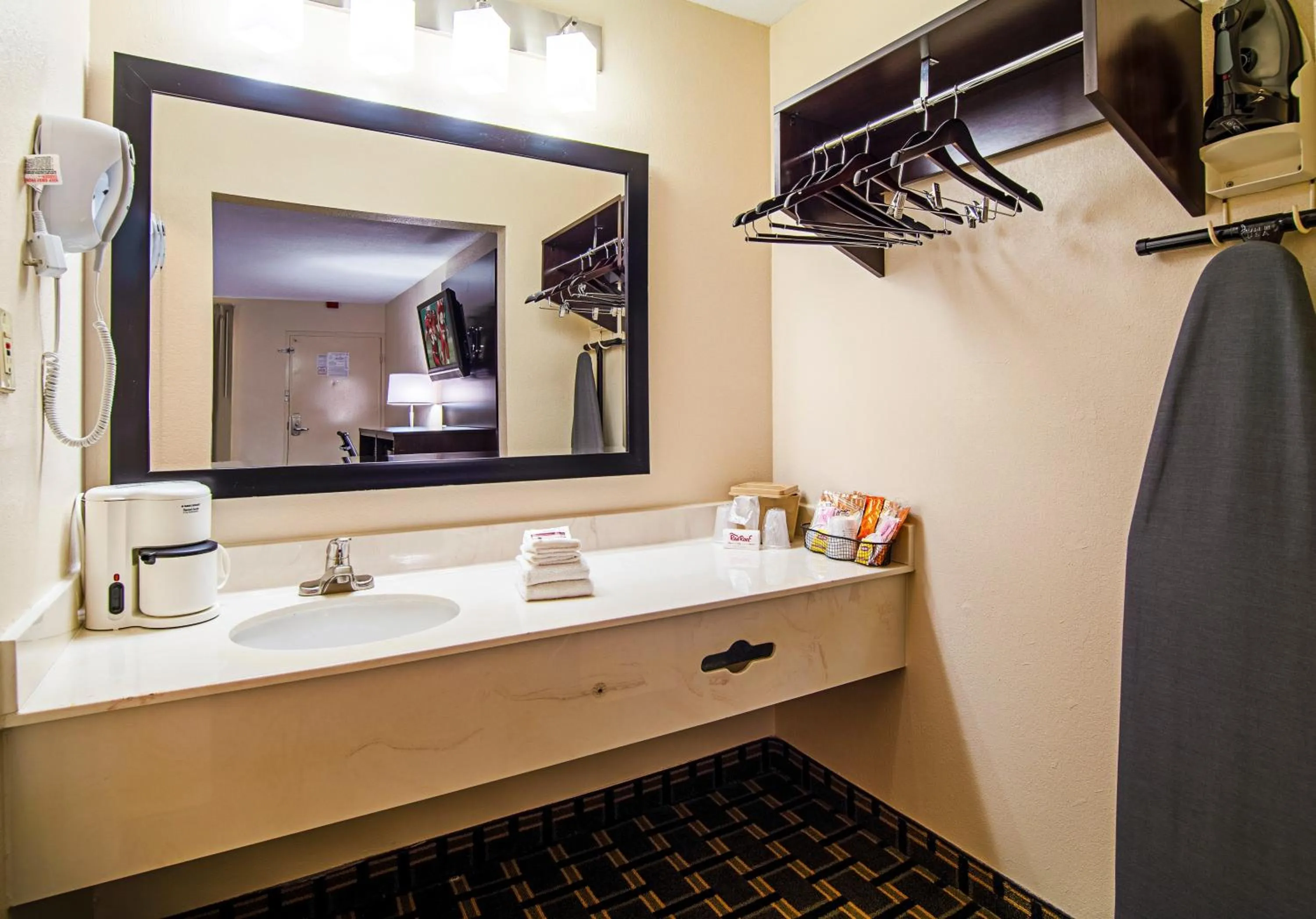 Bathroom in Red Roof Inn & Suites Greenwood, SC