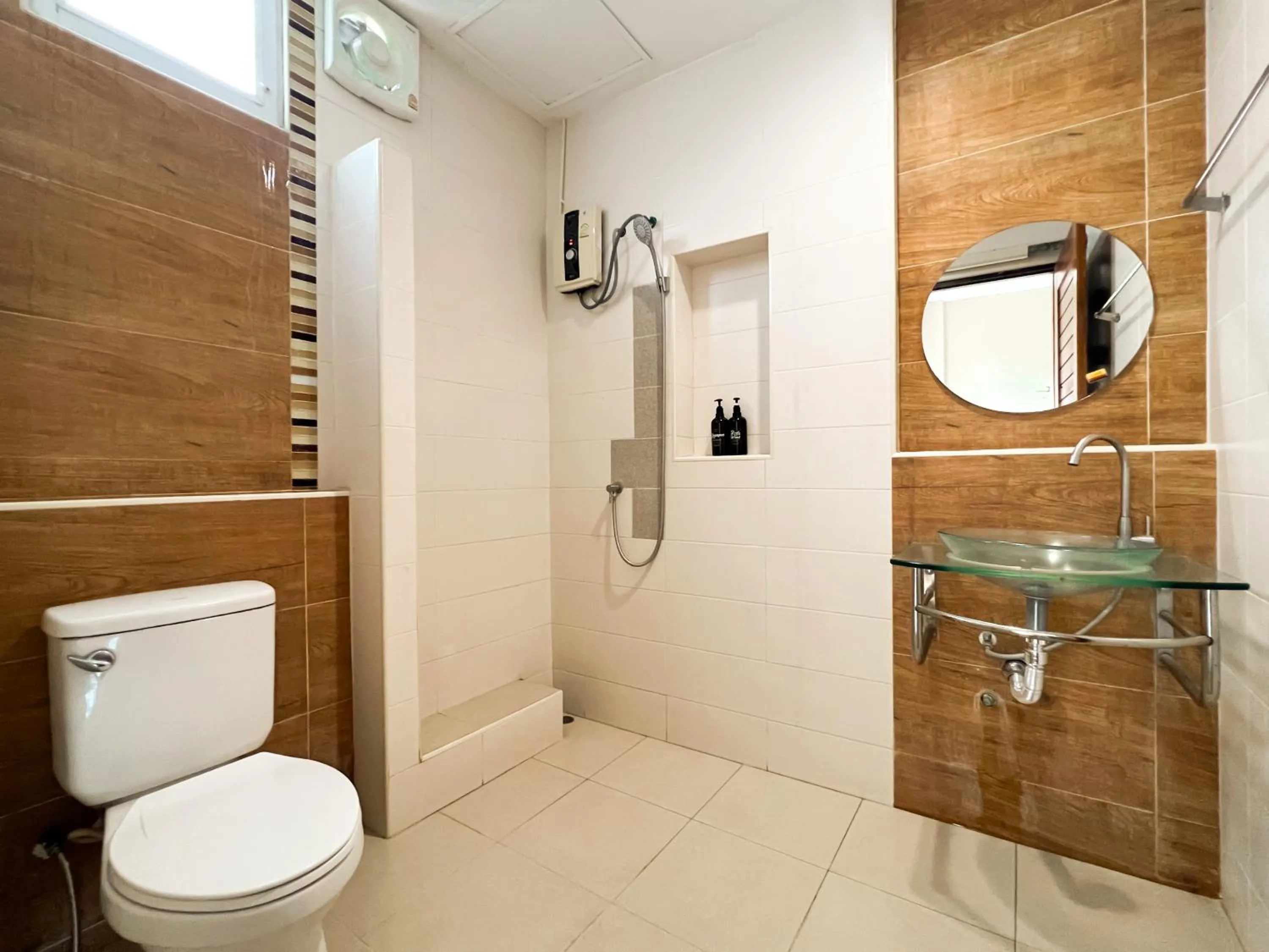 Bathroom in Tachang Airport Hotel