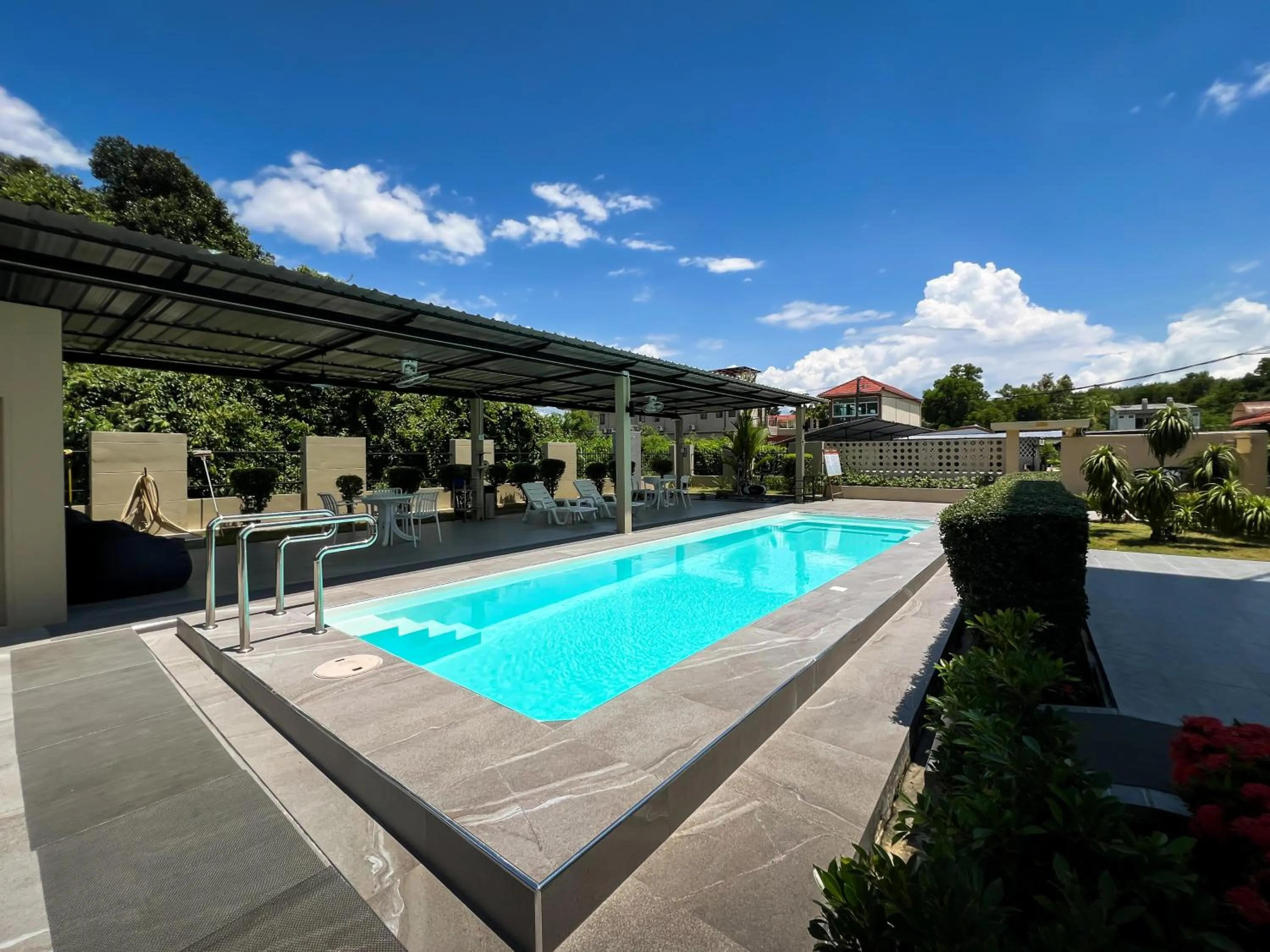 Swimming pool in Tachang Airport Hotel