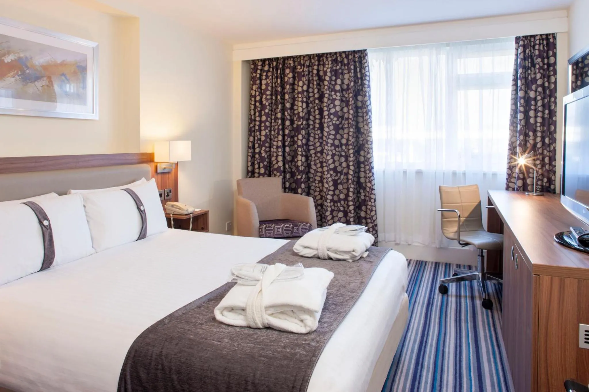 Photo of the whole room, Bed in Holiday Inn Ipswich by IHG