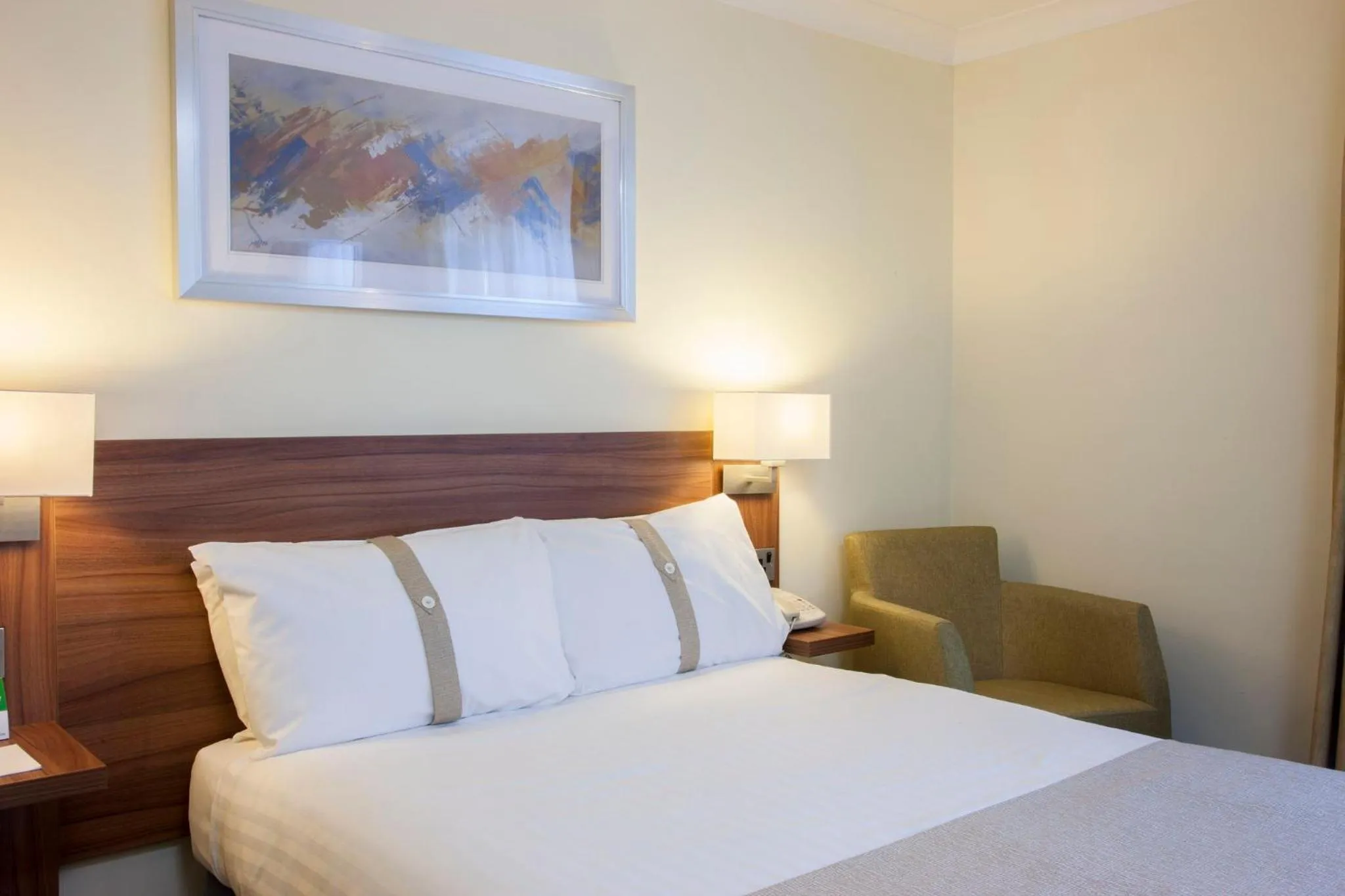 Photo of the whole room, Bed in Holiday Inn Ipswich by IHG