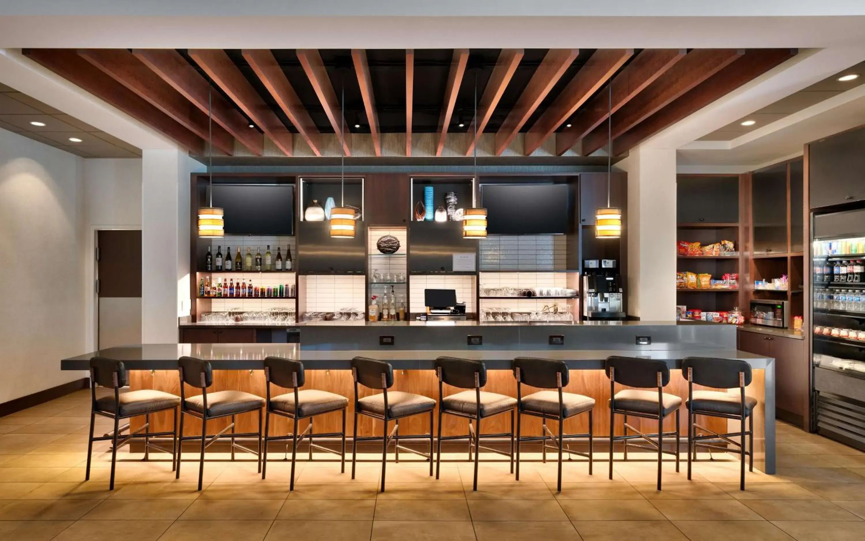 Lounge or bar in Hyatt Place Provo Lounge or bar in Hyatt Place Provo