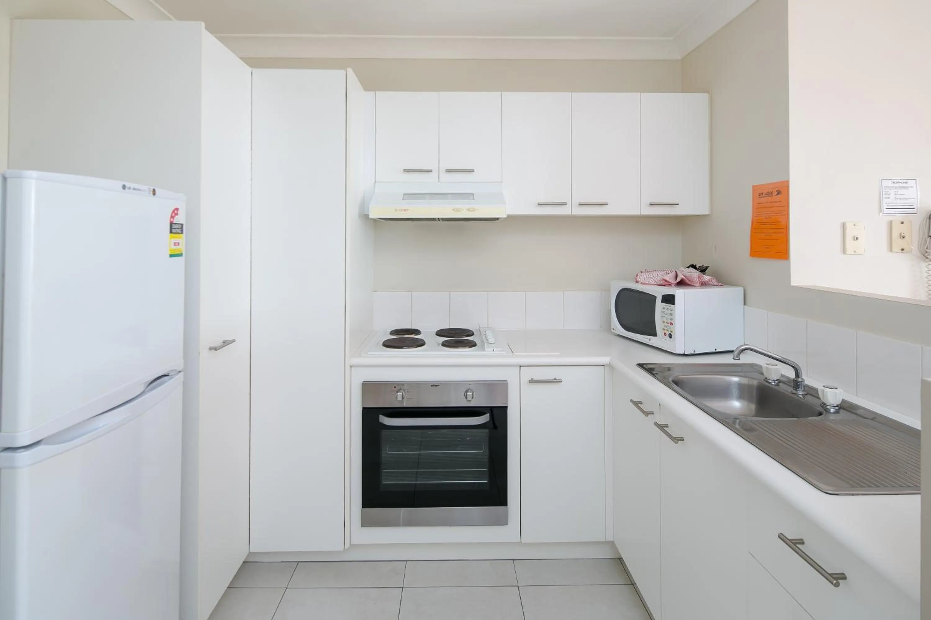 Kitchen or kitchenette in Bay Lodge Apartments