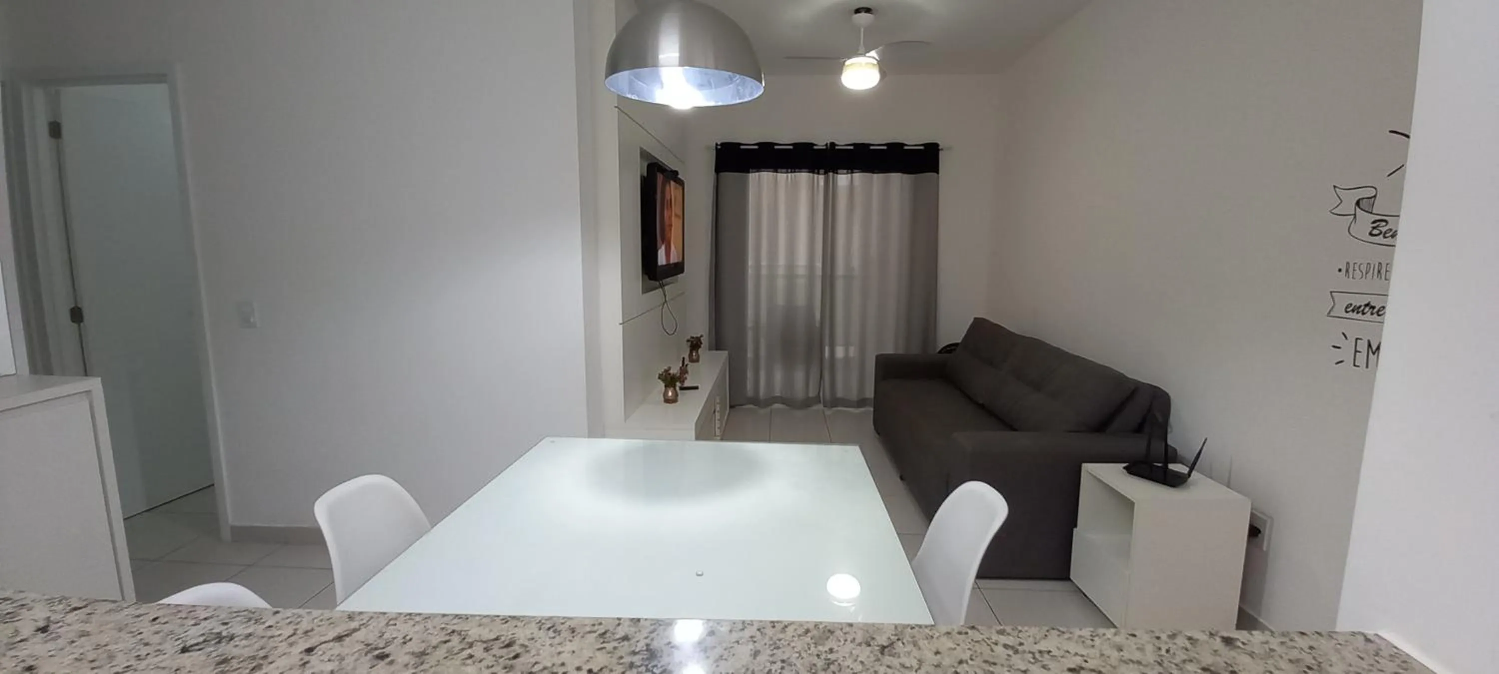 Apartamento em Ubatuba - Praia Grande com Wifi gratuito, rede de proteção e todo conforto que você merece