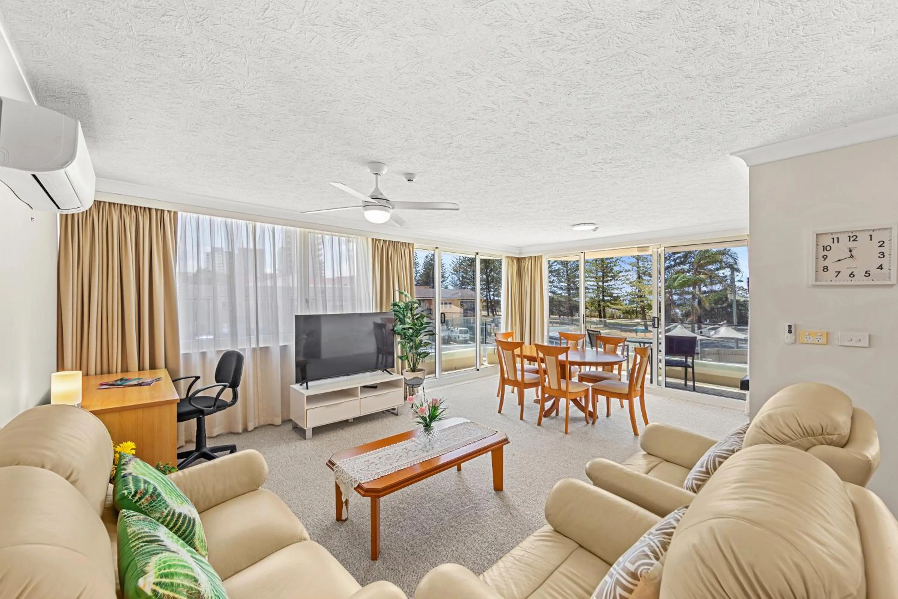 Communal lounge/ TV room in Southern Cross Beachfront Holiday Apartments