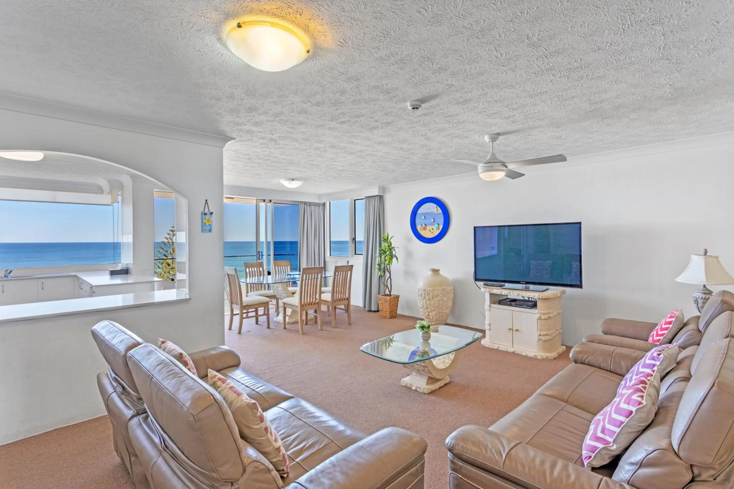 Communal lounge/ TV room in Southern Cross Beachfront Holiday Apartments