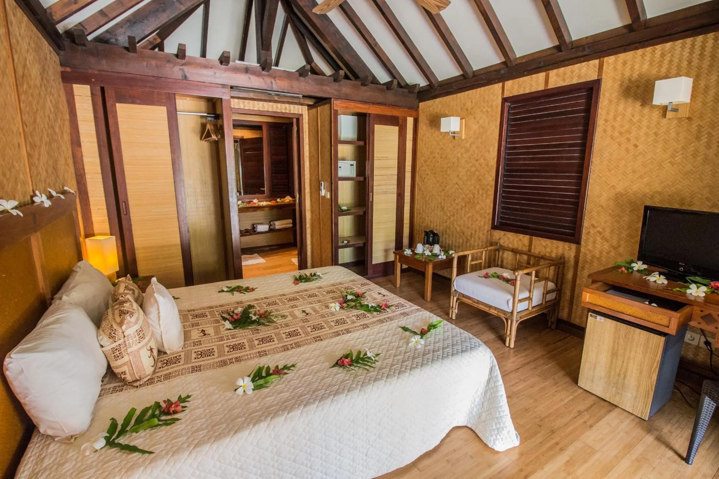Photo of the whole room, Bed in Maitai Rangiroa