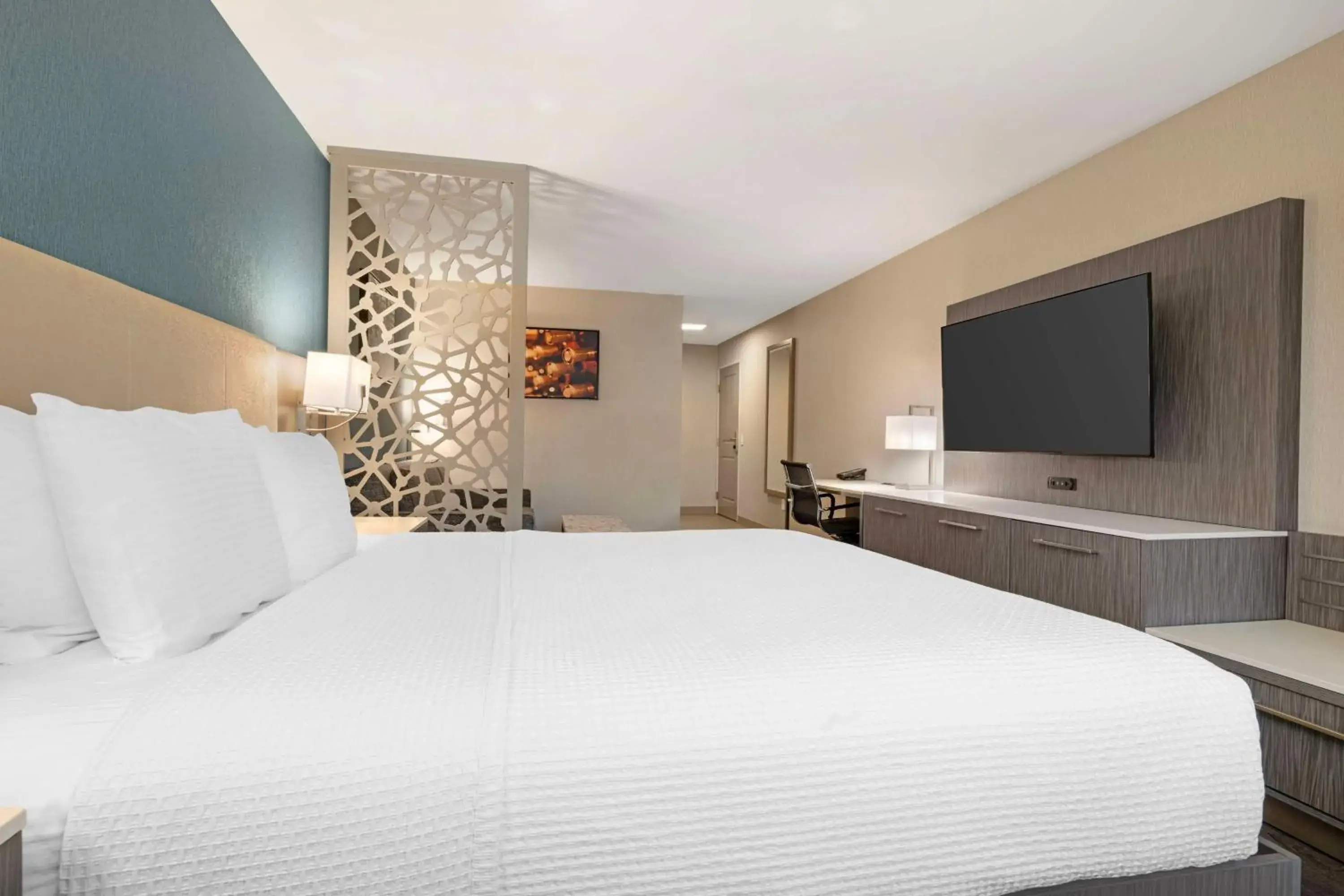 Bedroom, Bed in Best Western Plus Temecula Wine Country Hotel & Suites Bedroom, Bed in Best Western Plus Temecula Wine Country Hotel & Suites