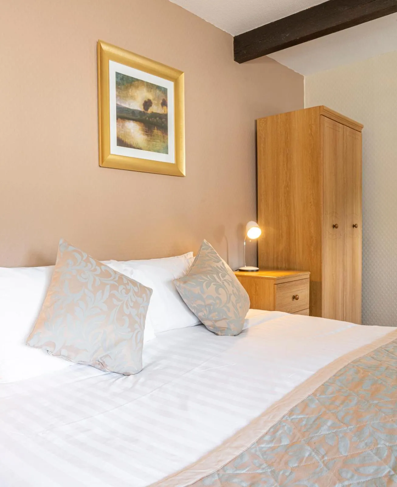 Bed in Pettifers Freehouse Hotel