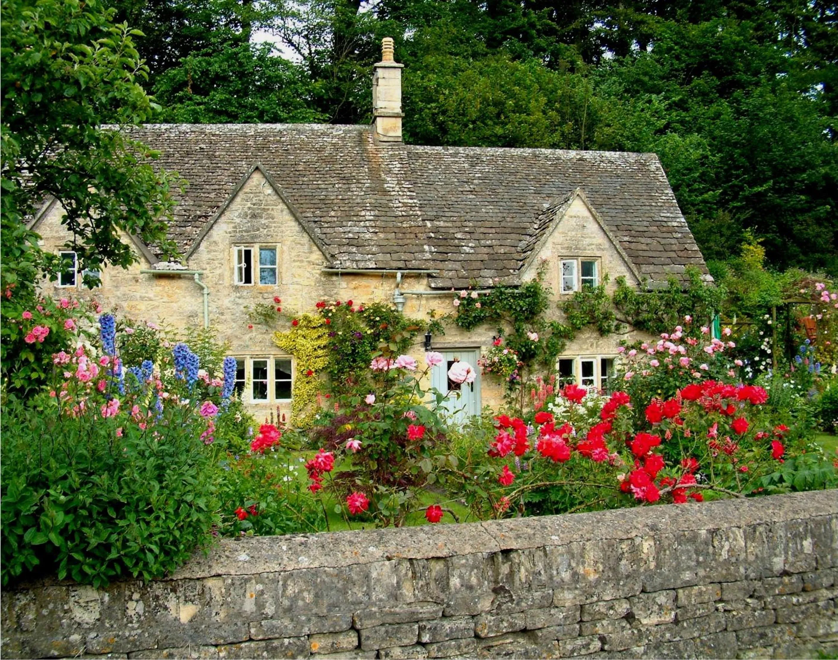 Property building in Pettifers Freehouse Hotel