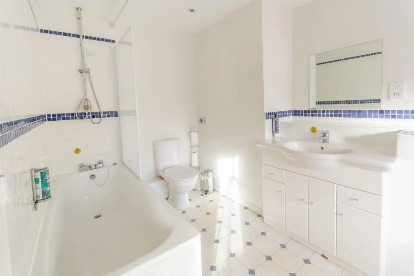 Shower, Bathroom in Pettifers Freehouse Hotel