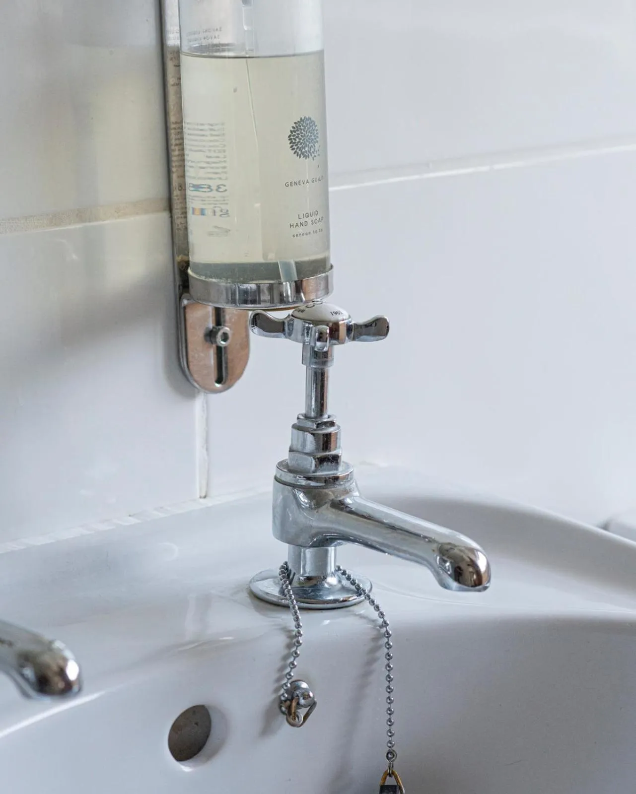 Bathroom in Pettifers Freehouse Hotel