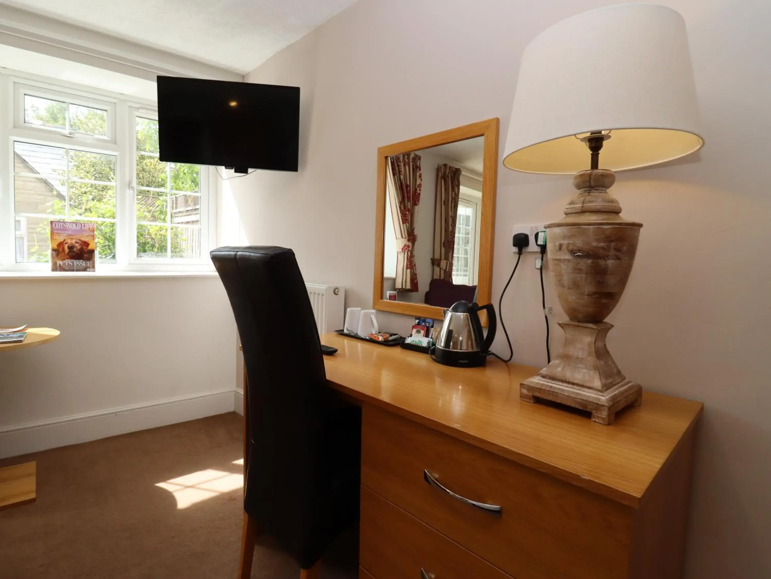 hair dresser, TV/Entertainment Center in Pettifers Freehouse Hotel