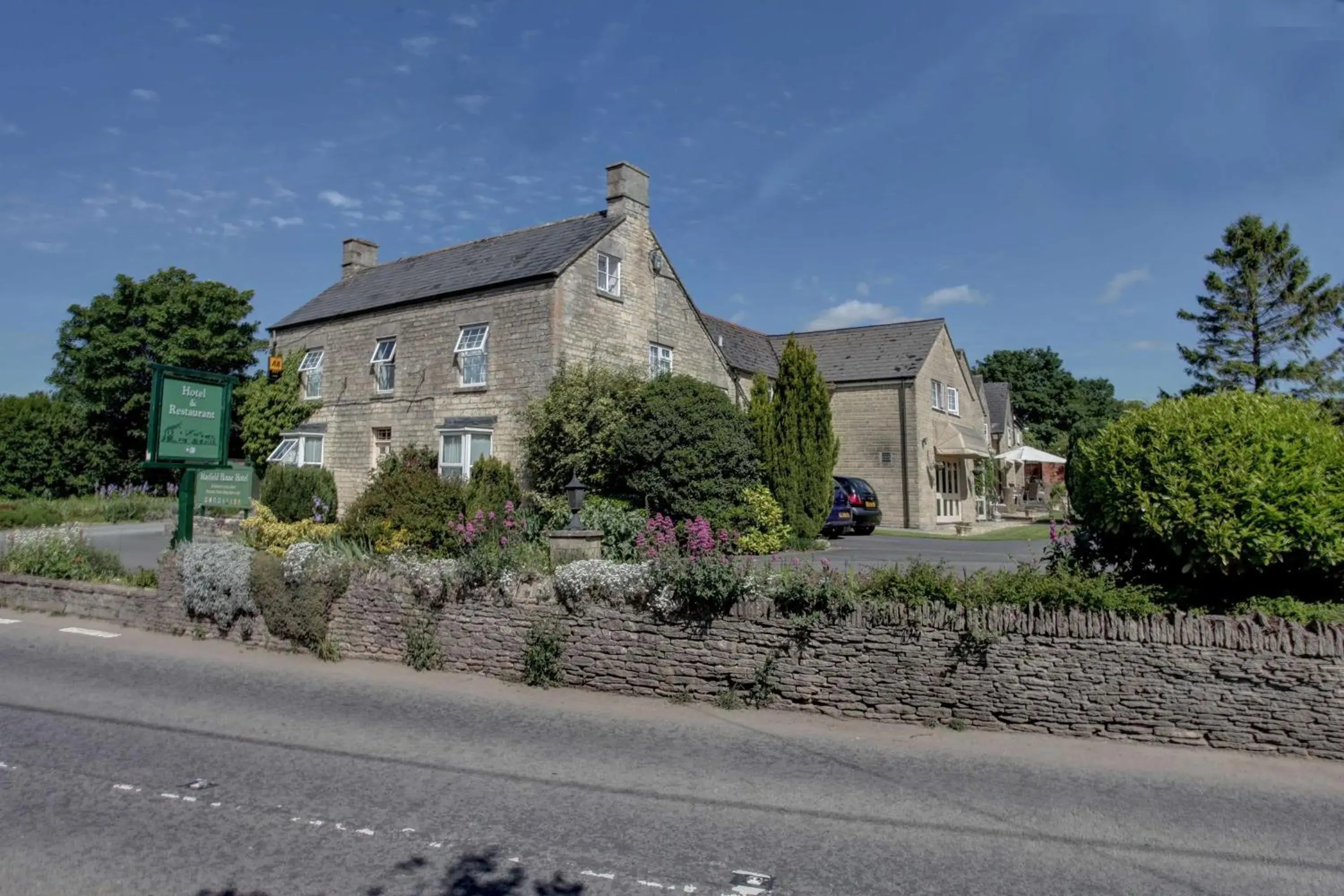 Property Building in Pettifers Freehouse Hotel