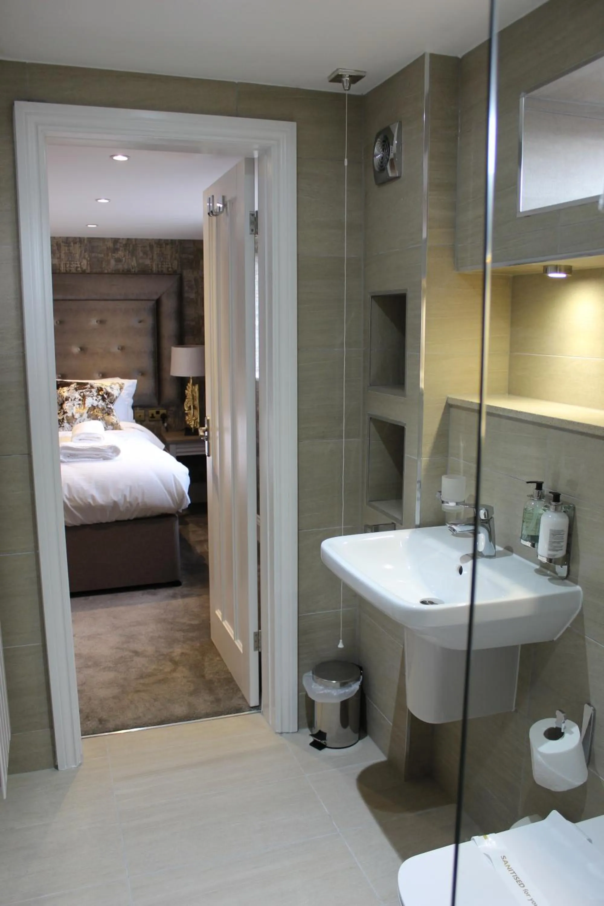 Bathroom, Bed in The Lord Street Hotel; BW Signature Collection