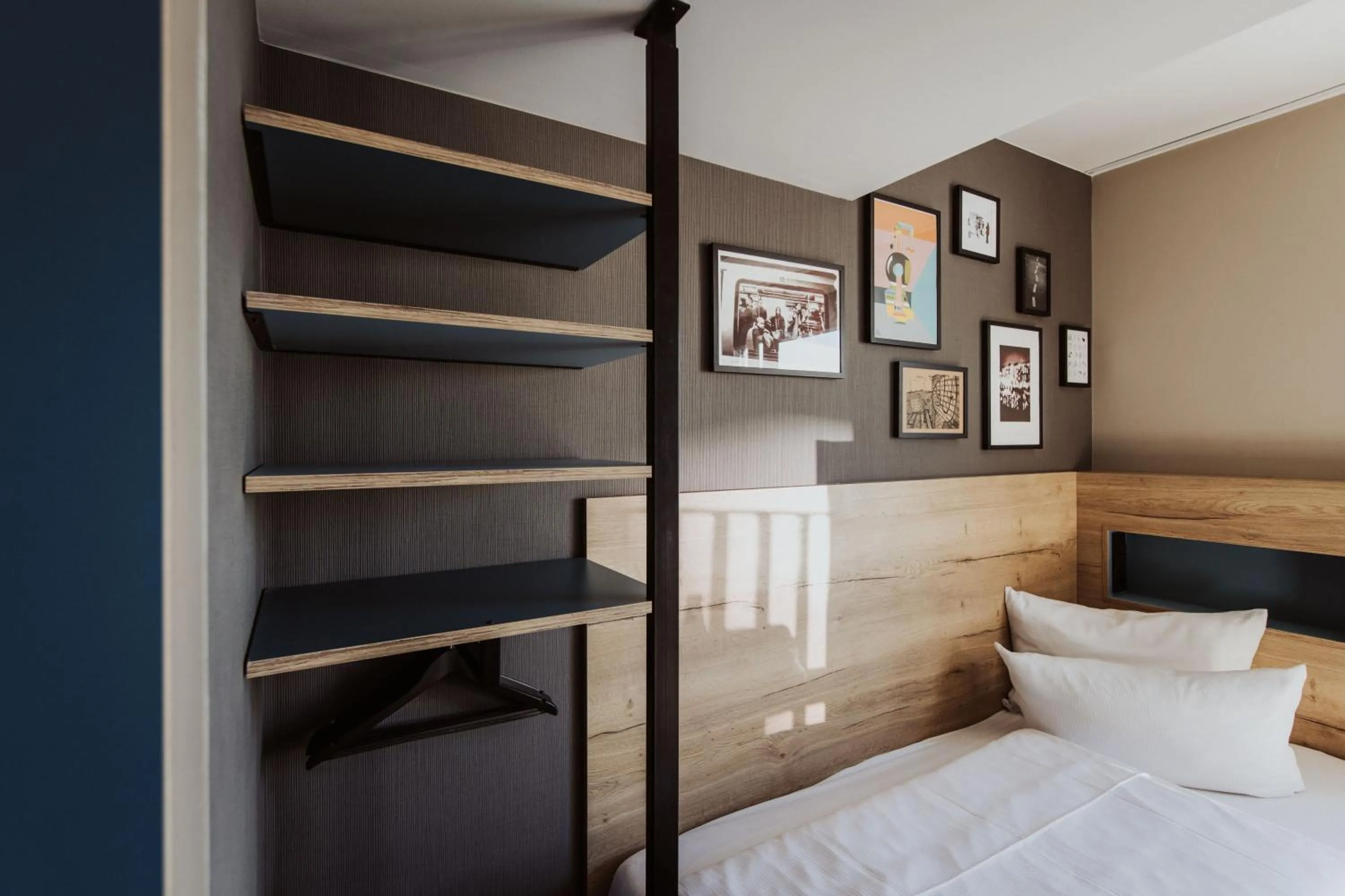 Photo of the whole room, Bed in Schulz Hotel Berlin Wall at the East Side Gallery