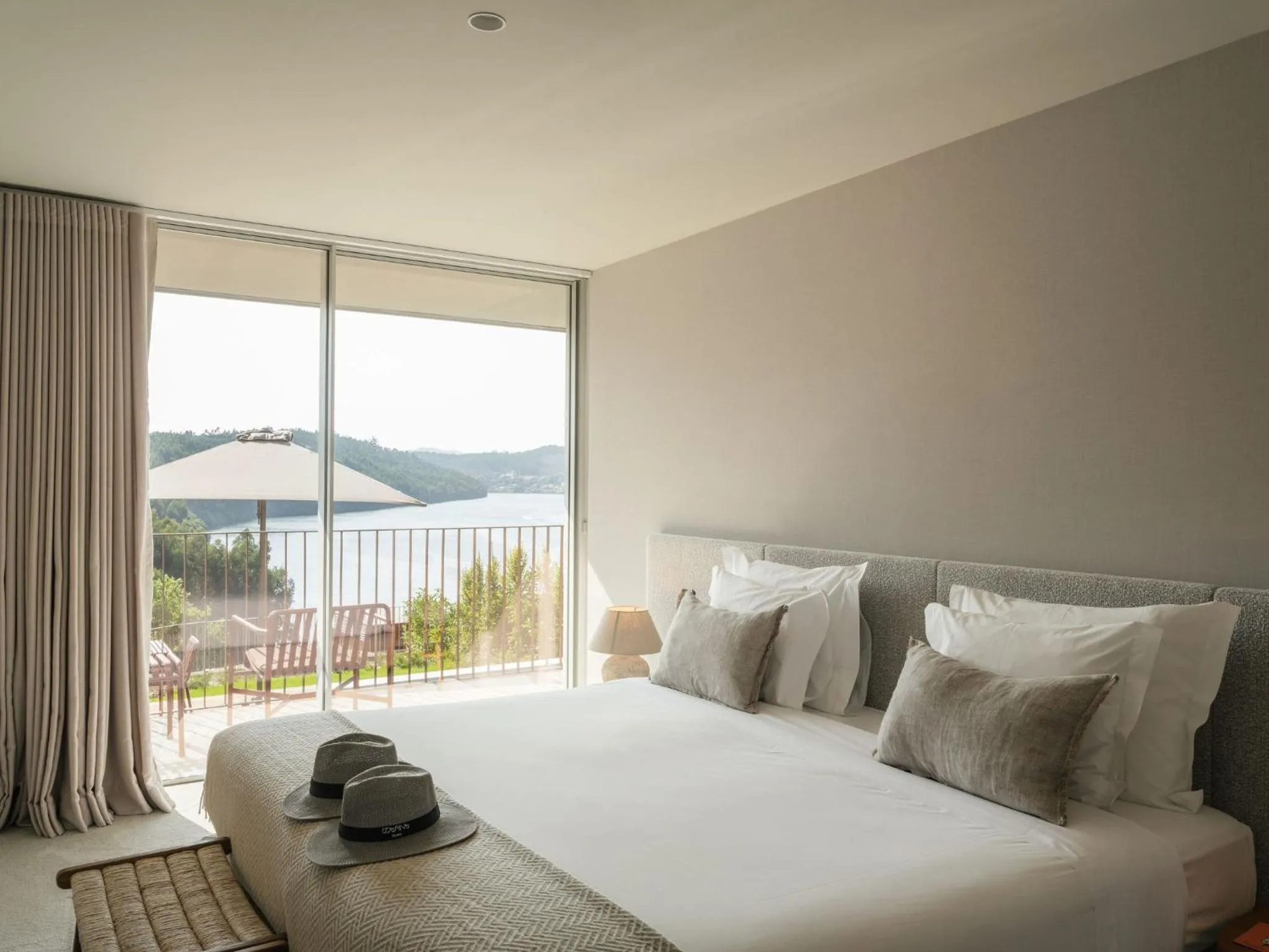 River view, Bed in Octant Douro