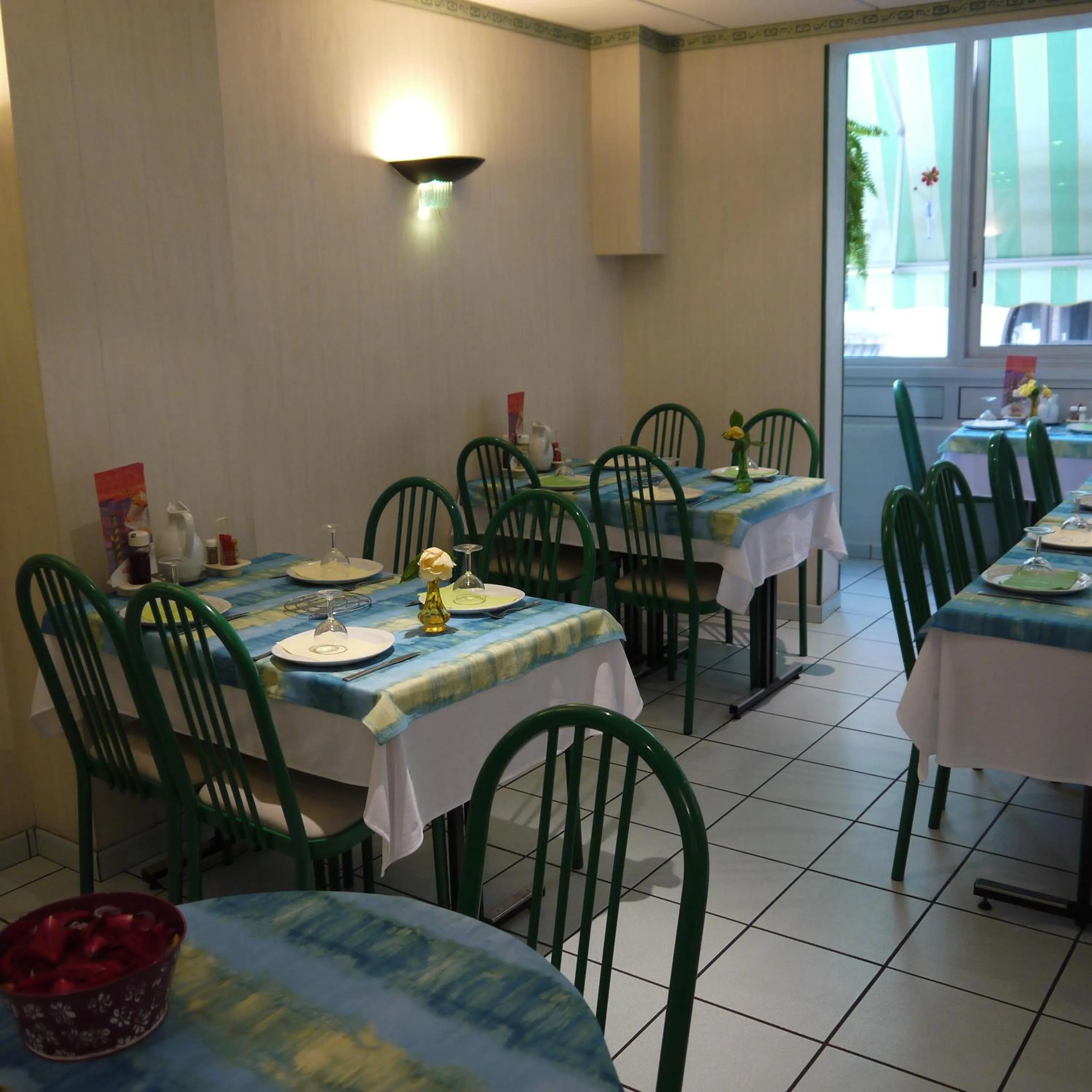 Restaurant/places to eat in Hôtel Saint-Charles