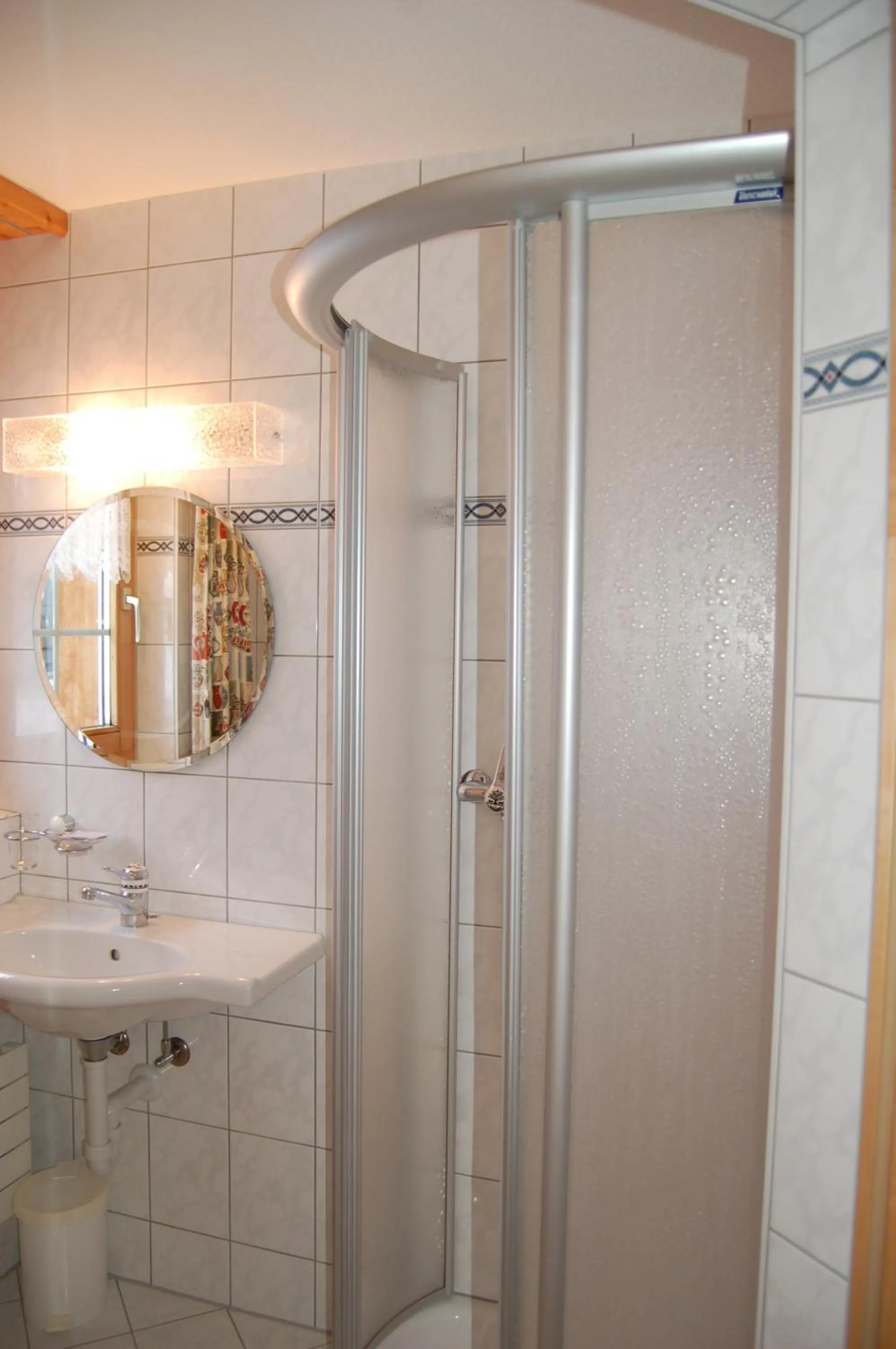 Shower in Gasthaus Schäfli