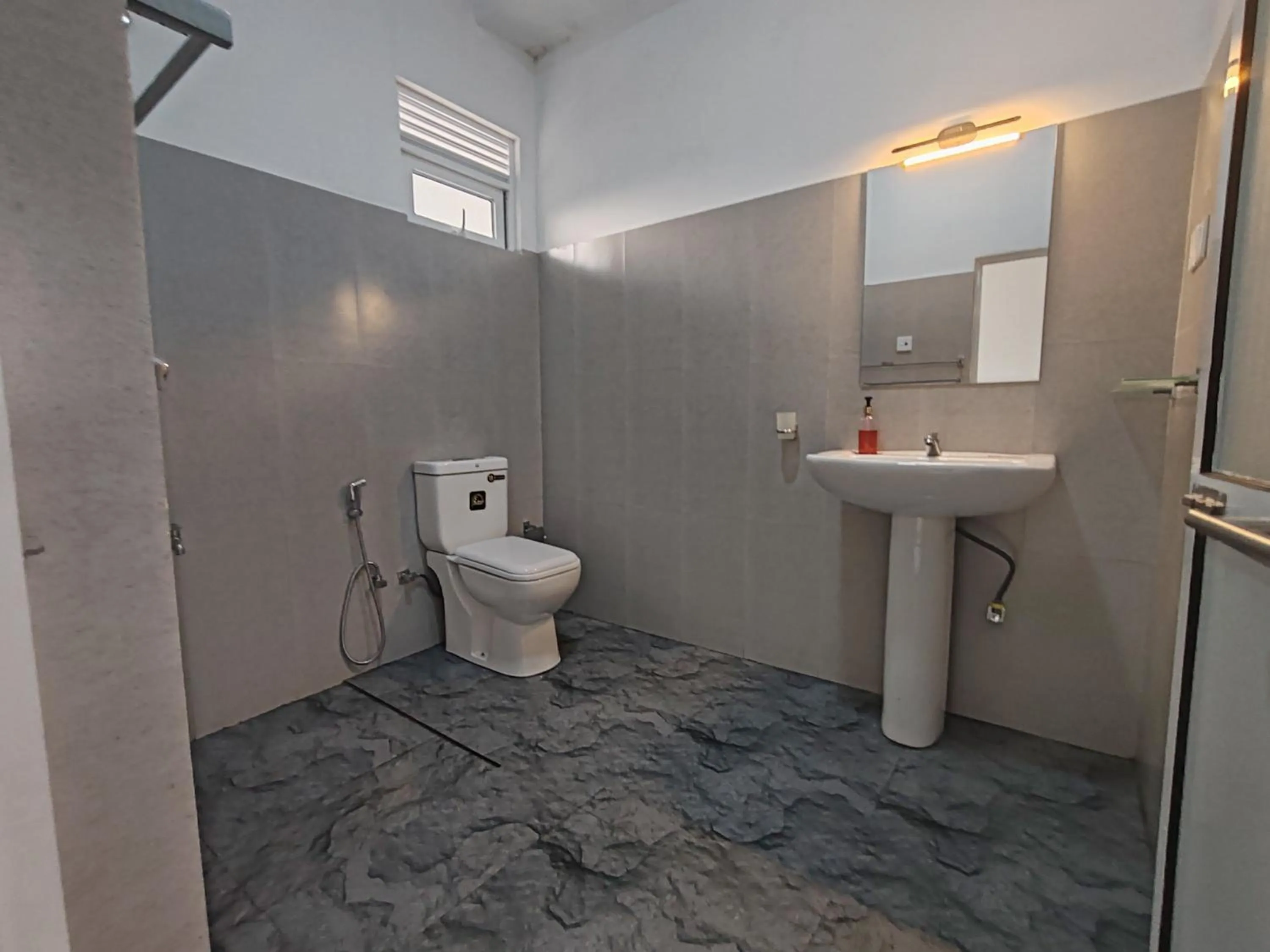 Toilet in Mahaweli View Inn Kandy