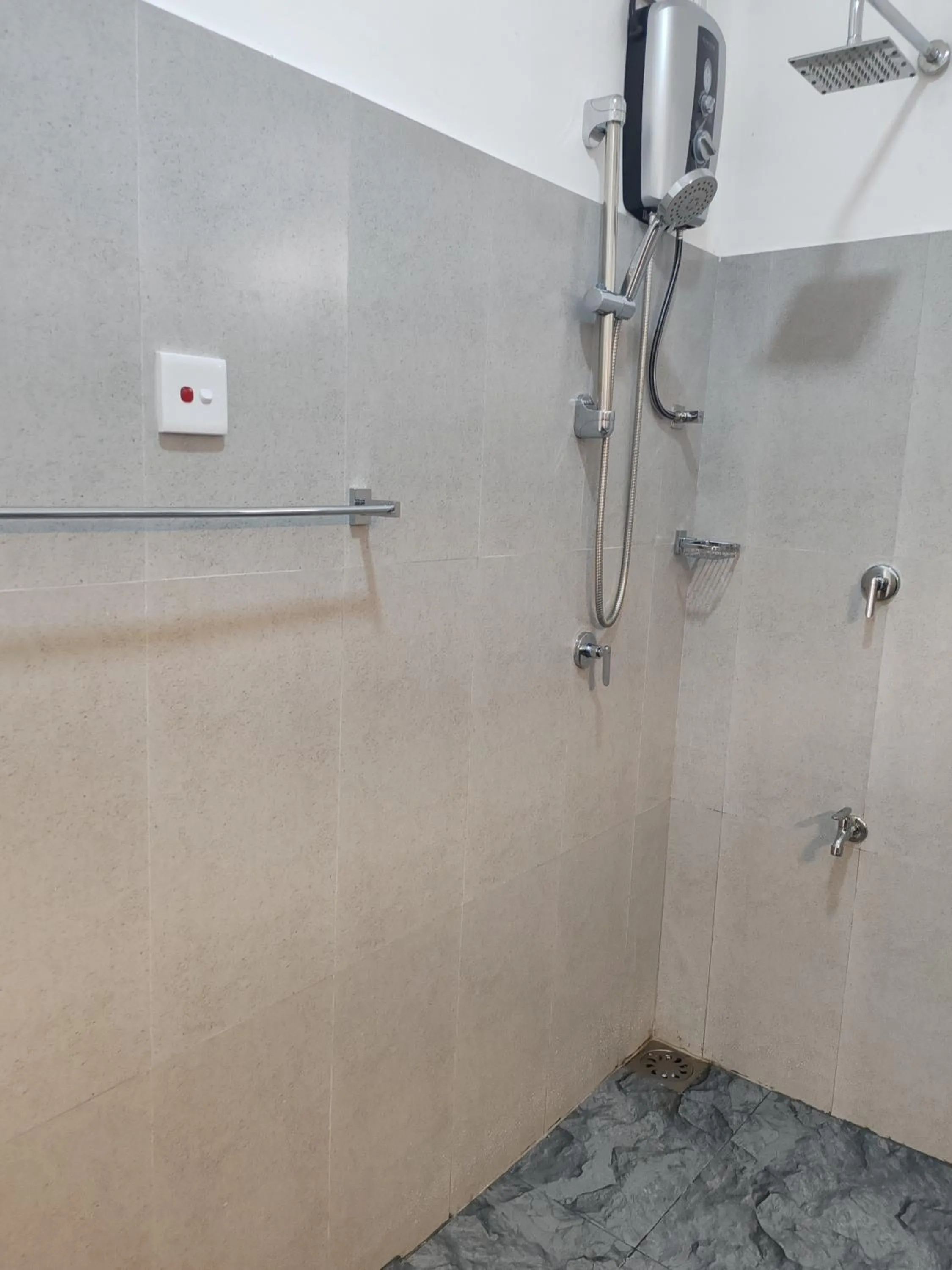 Shower in Mahaweli View Inn Kandy
