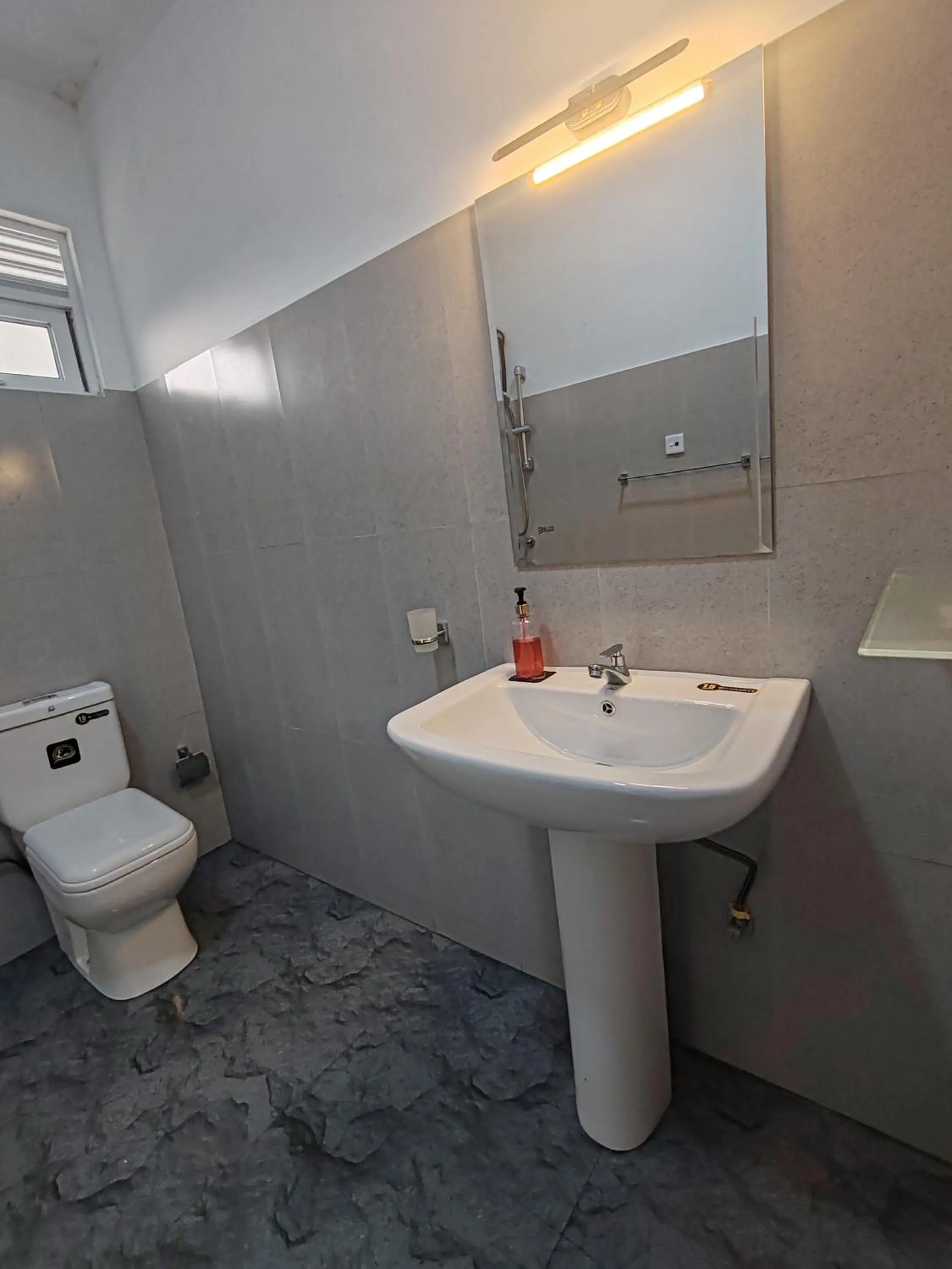 Toilet in Mahaweli View Inn Kandy