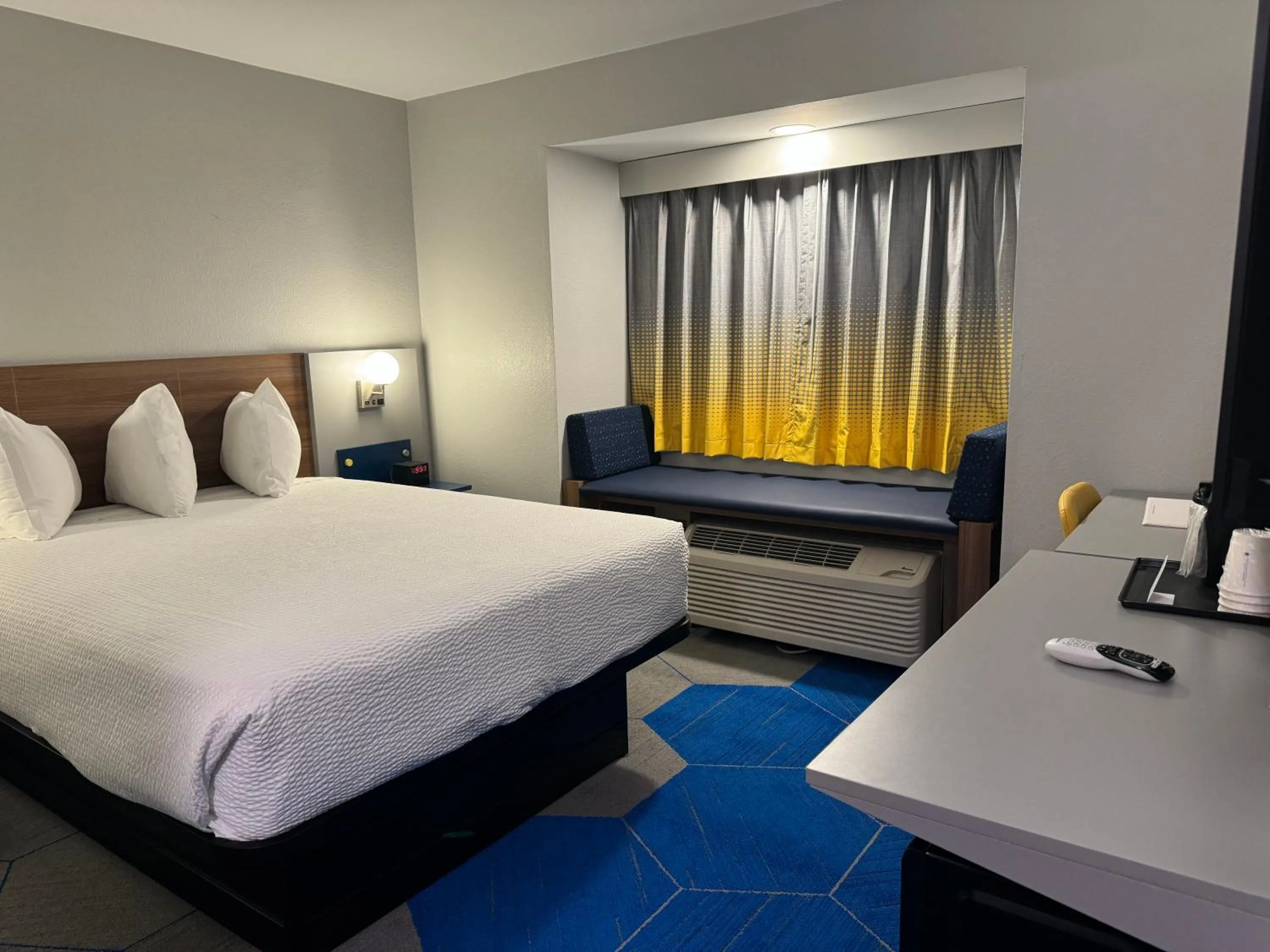 Photo of the whole room, Bed in Microtel Inn and Suites Independence