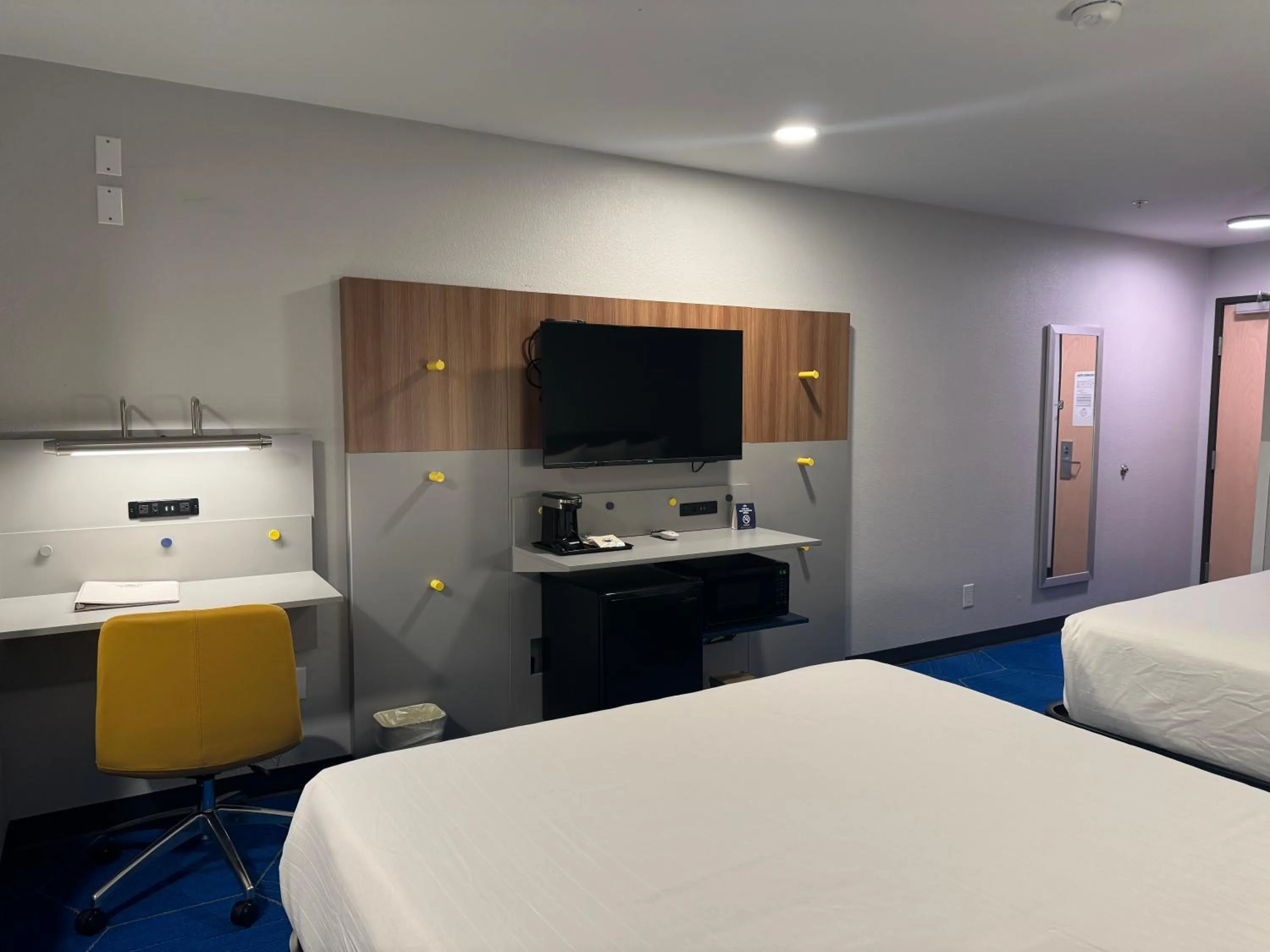 TV and multimedia, Bed in Microtel Inn and Suites Independence