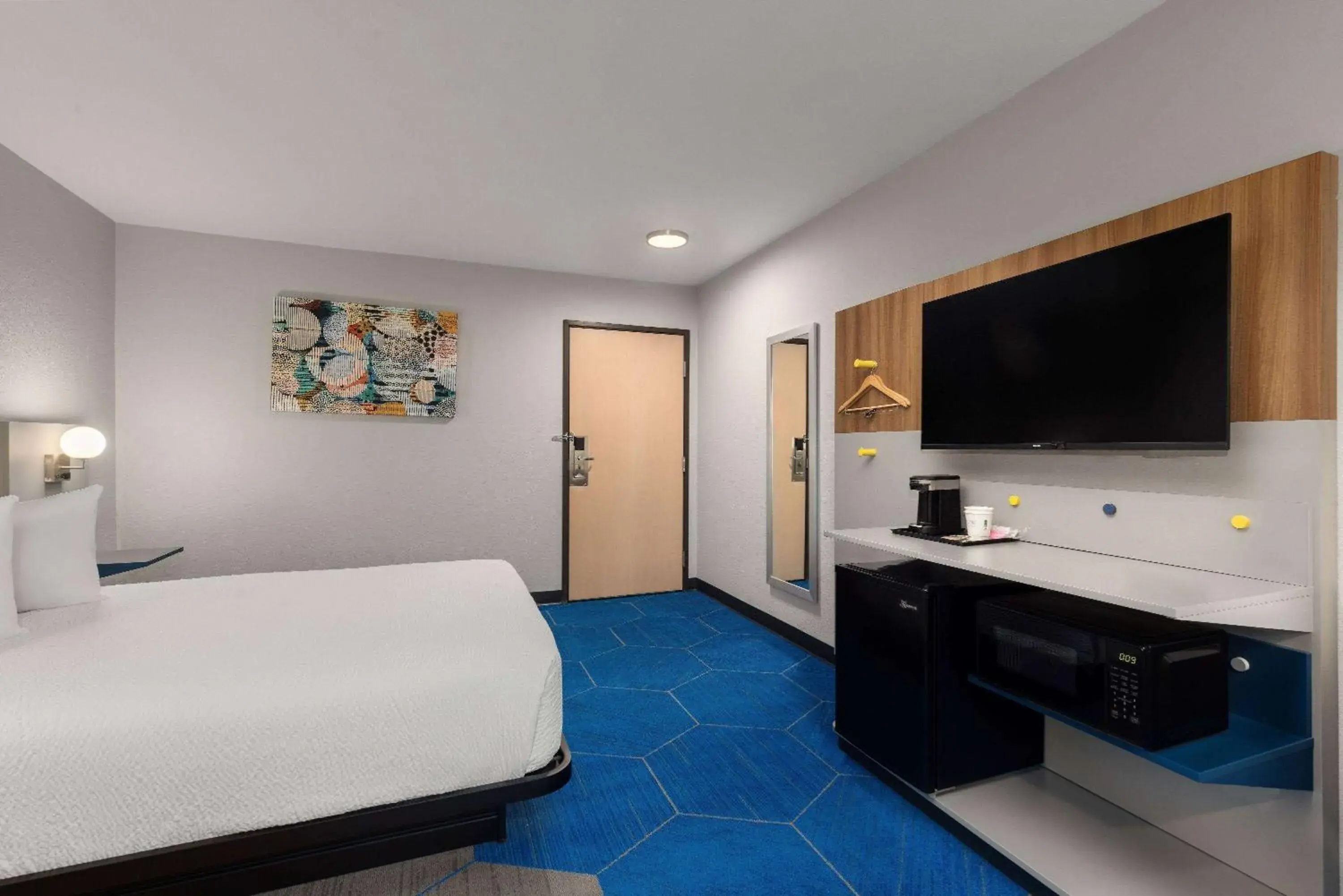 Photo of the whole room, Bed in Microtel Inn and Suites Independence Photo of the whole room, Bed in Microtel Inn and Suites Independence