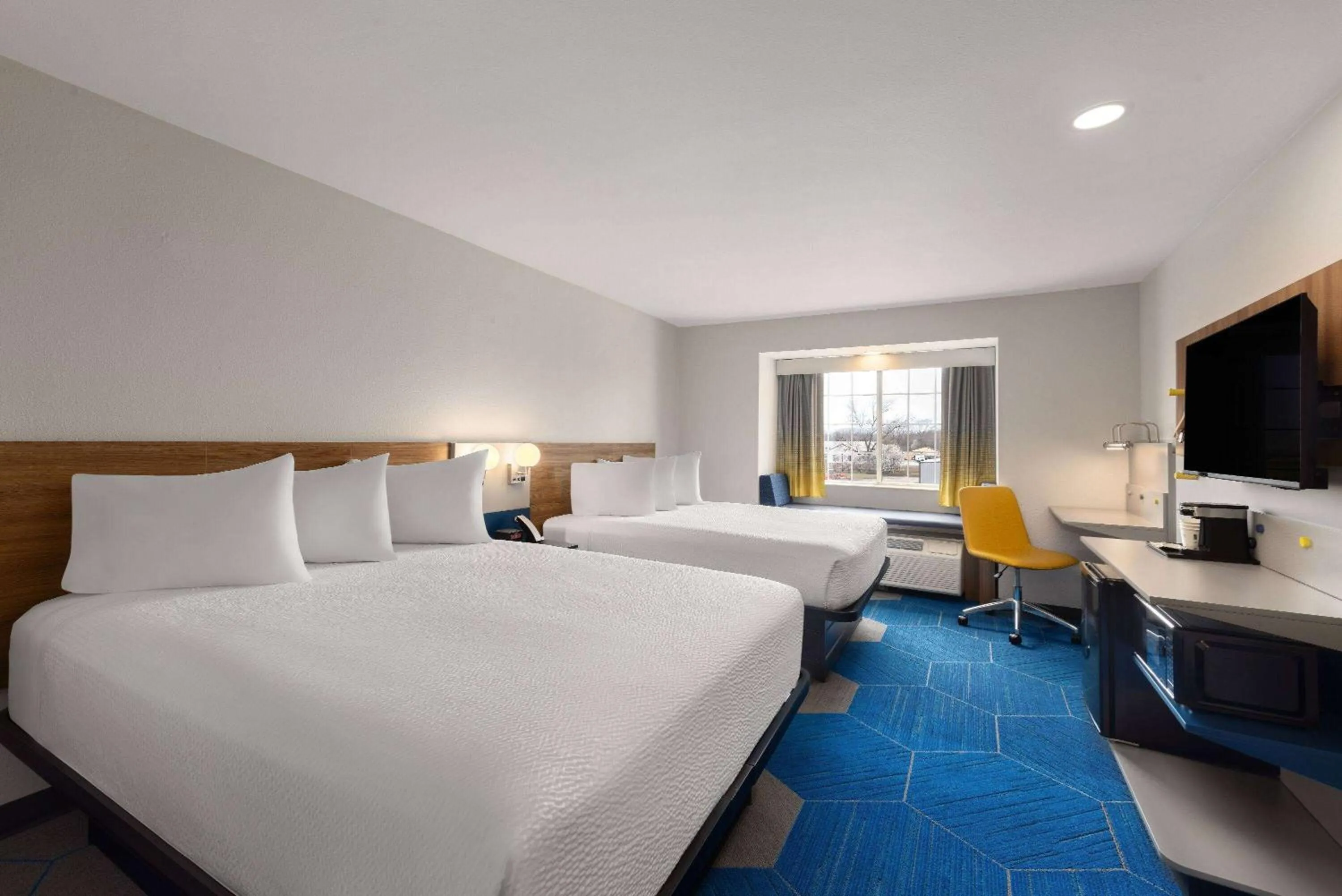 Photo of the whole room, Bed in Microtel Inn and Suites Independence