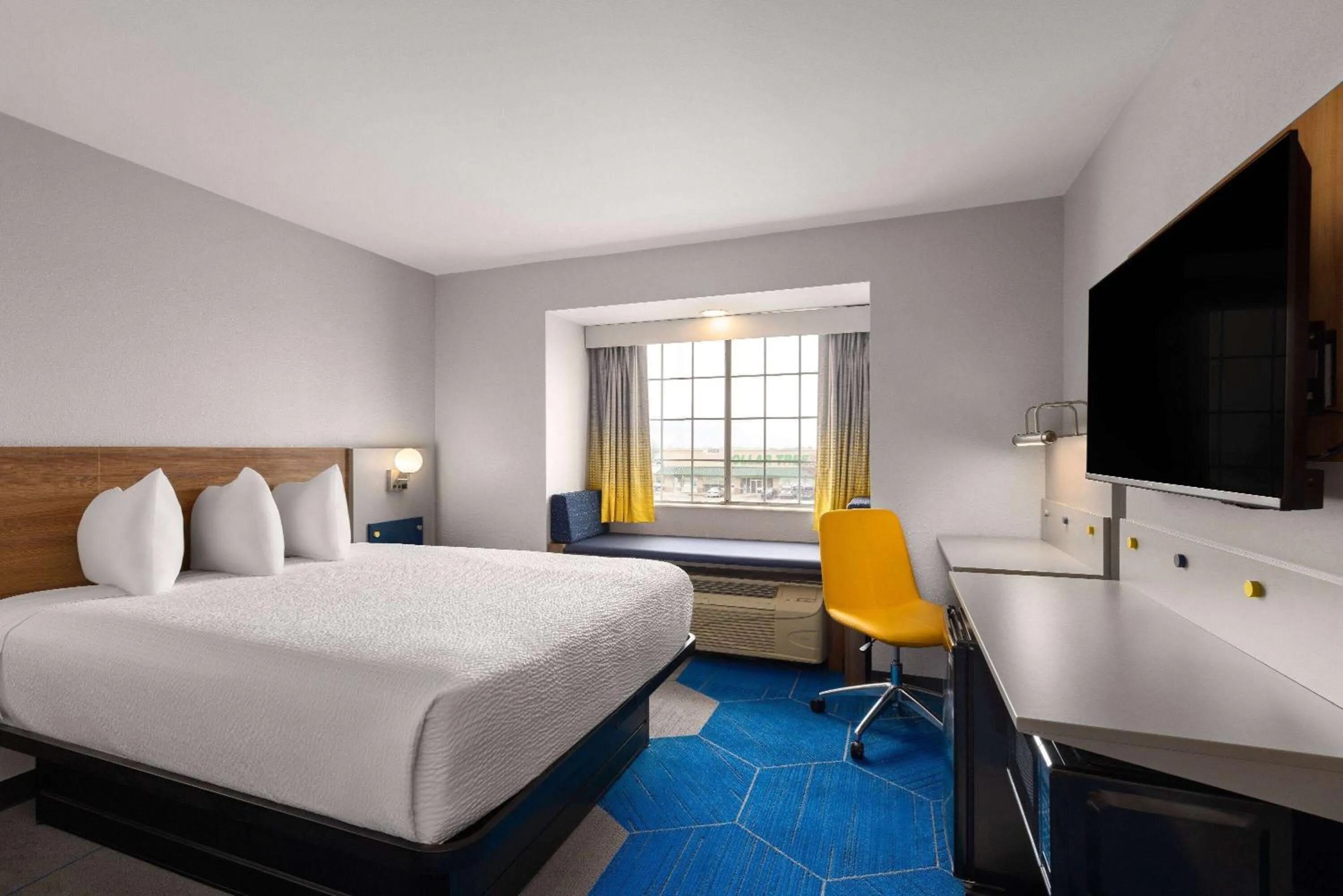 Photo of the whole room, Bed in Microtel Inn and Suites Independence