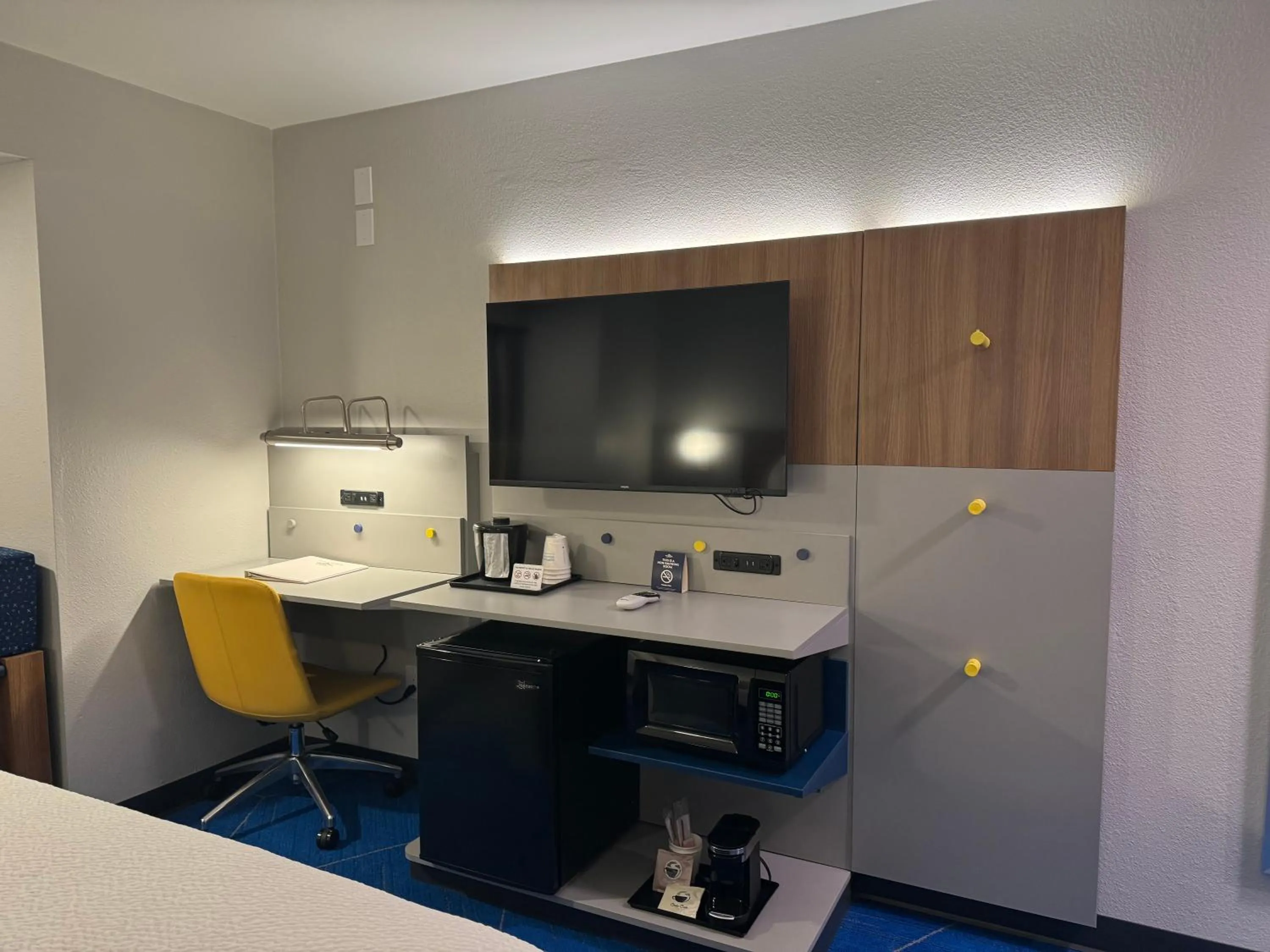 TV and multimedia in Microtel Inn and Suites Independence