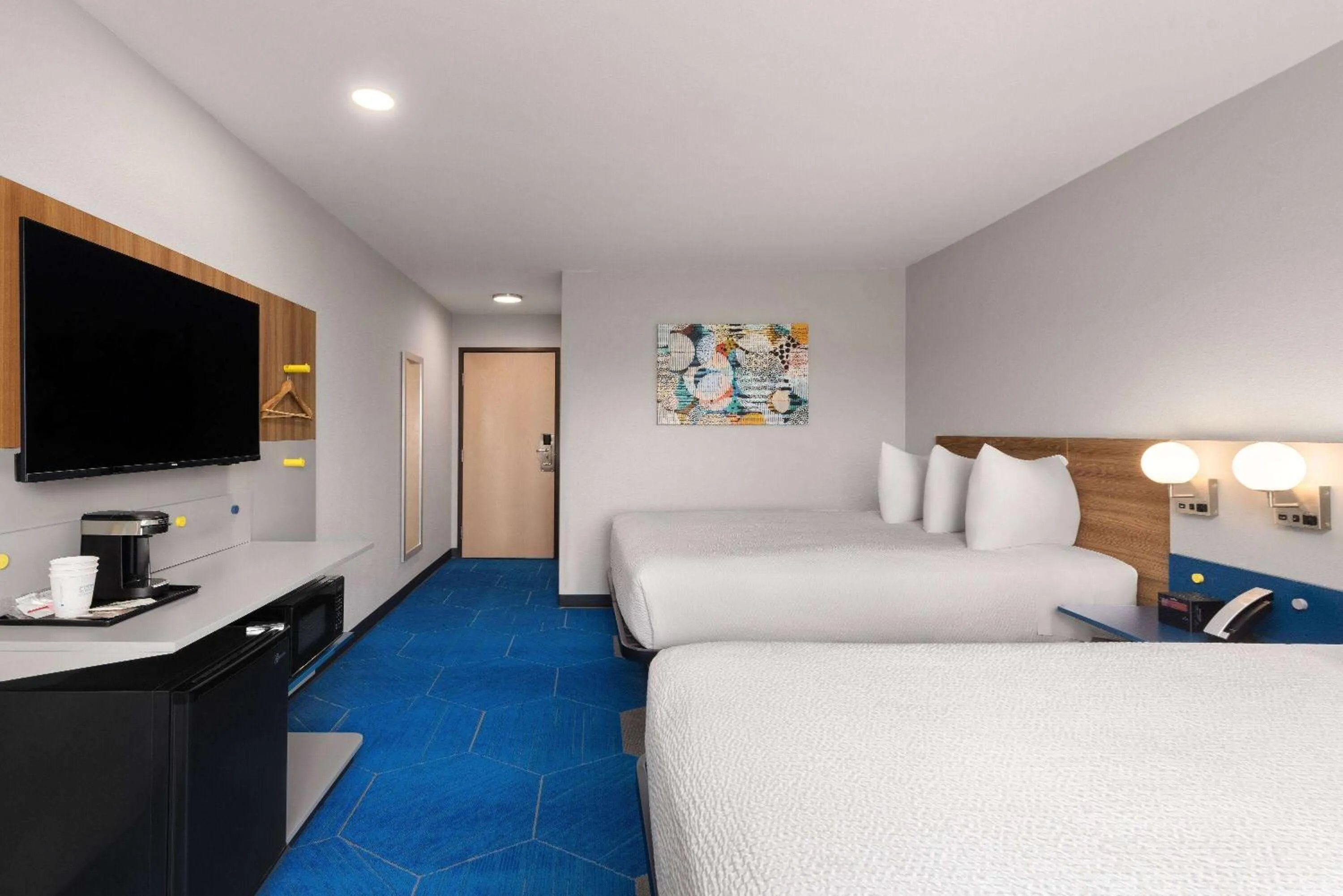 Photo of the whole room, Bed in Microtel Inn and Suites Independence